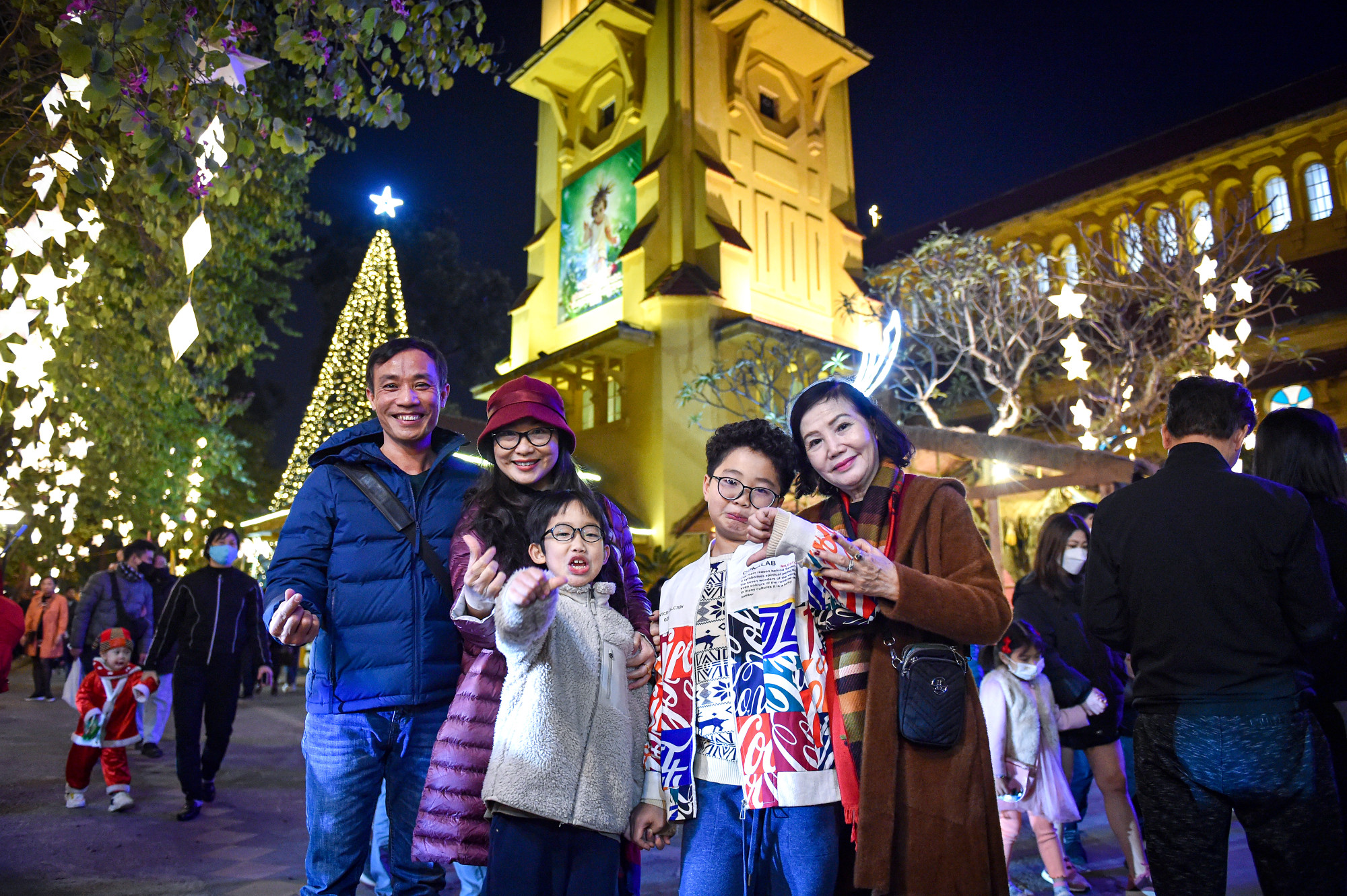 Người dân Hà Nội đón Giáng sinh 2022 an lành, ấm áp. (Ảnh: THÀNH ĐẠT)
