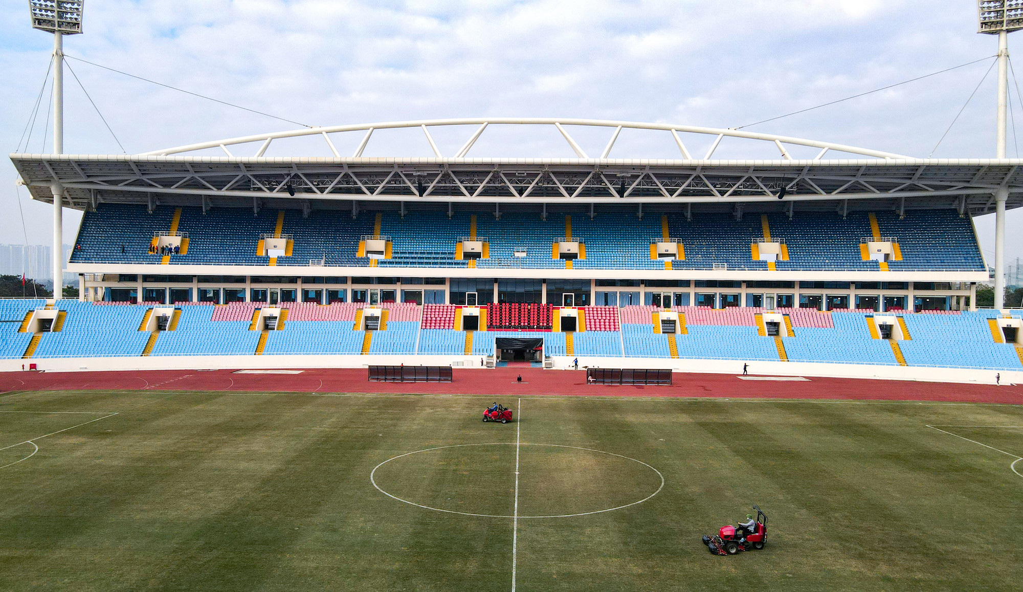 Về phần mặt cỏ sân, trong buổi sáng, Ban quản lý sân đã huy động trang thiết bị dọn cỏ, tưới, chăm sóc kỹ lưỡng.