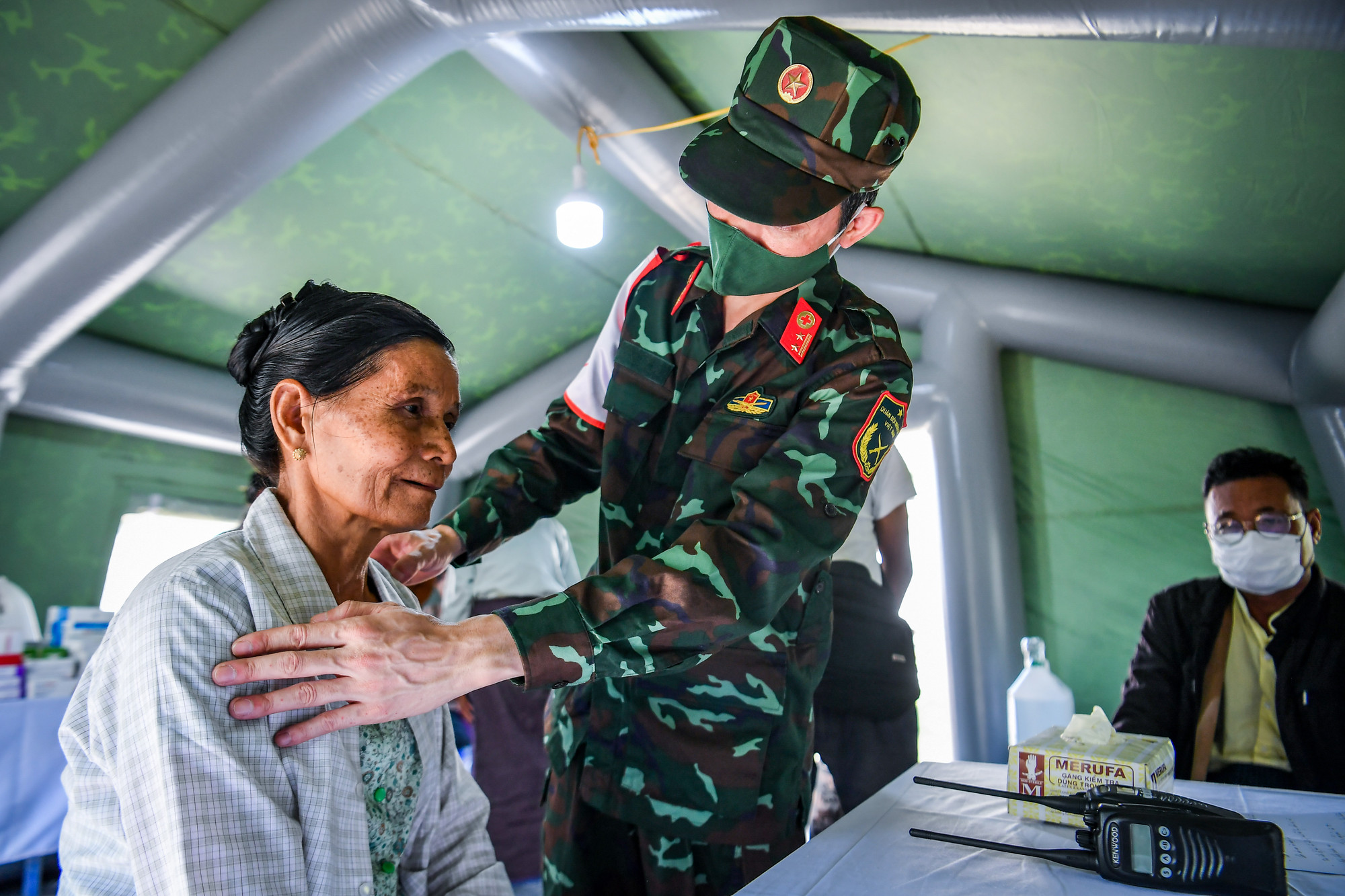 Kiểm tra nhịp tim và những chỗ bị đau cho người dân Myanmar.