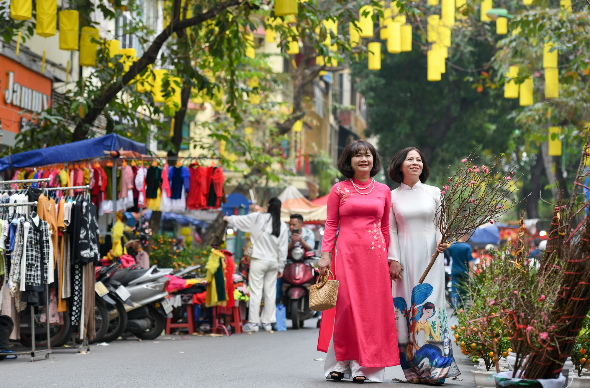Chợ hoa Tết phố Hàng Lược (Hà Nội) luôn là địa điểm thu hút người dân và du khách đến tham quan và mua sắm.