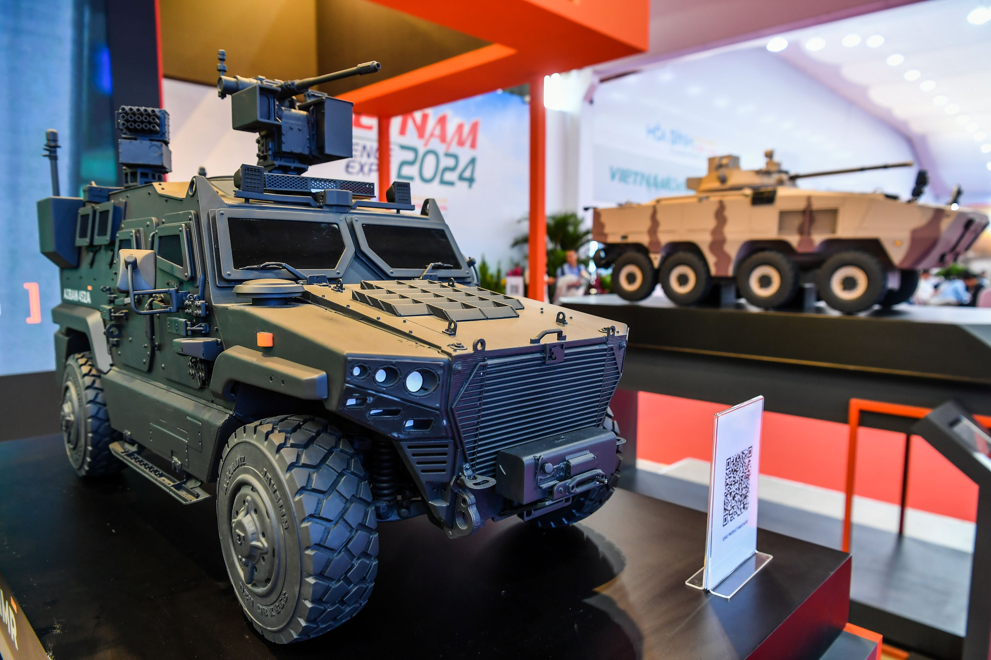 Để có thông tin chi tiết, người tham quan có thể quét mã QR để tra cứu.