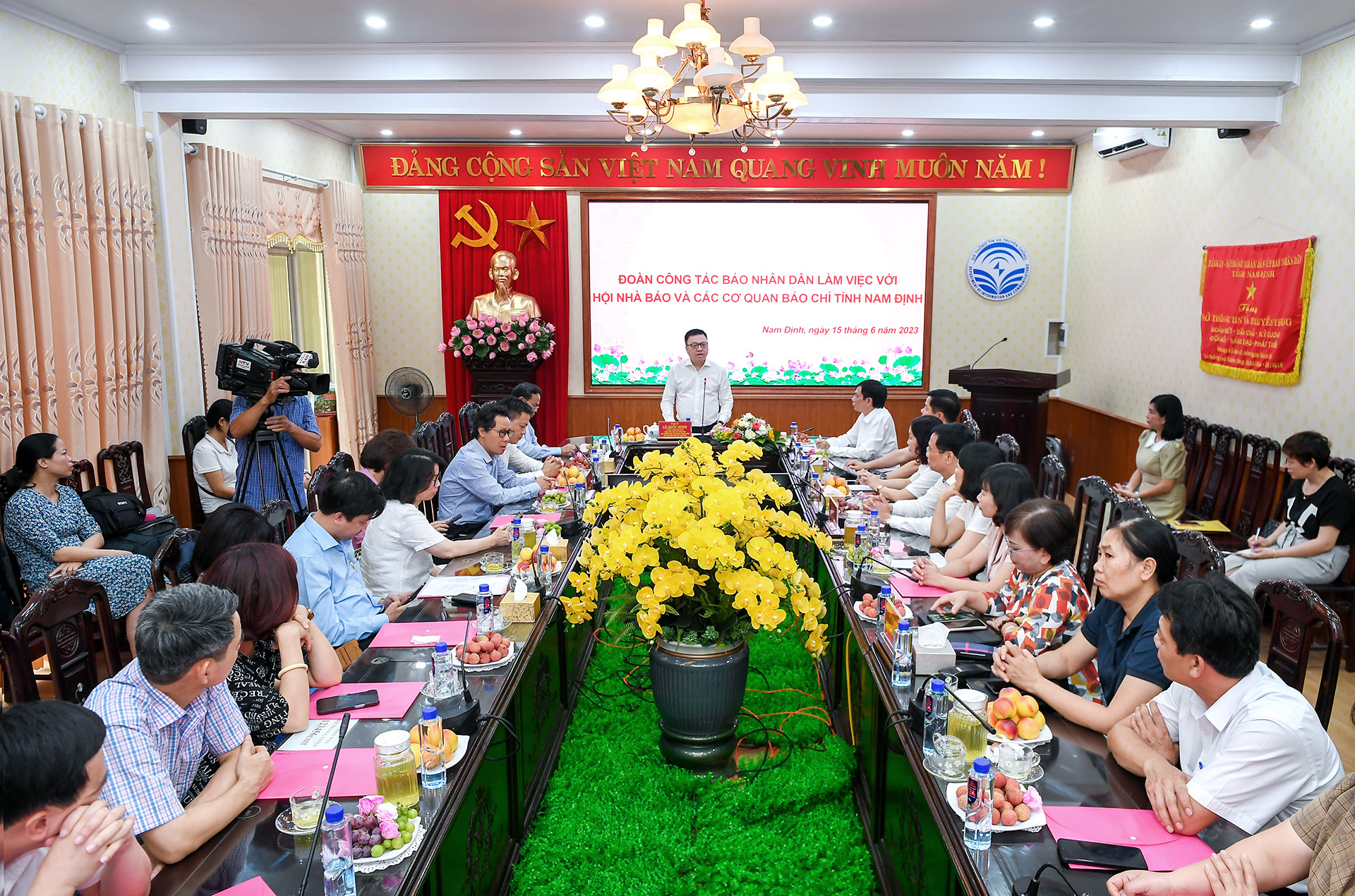 Quang cảnh buổi làm việc. Quang cảnh buổi làm việc.