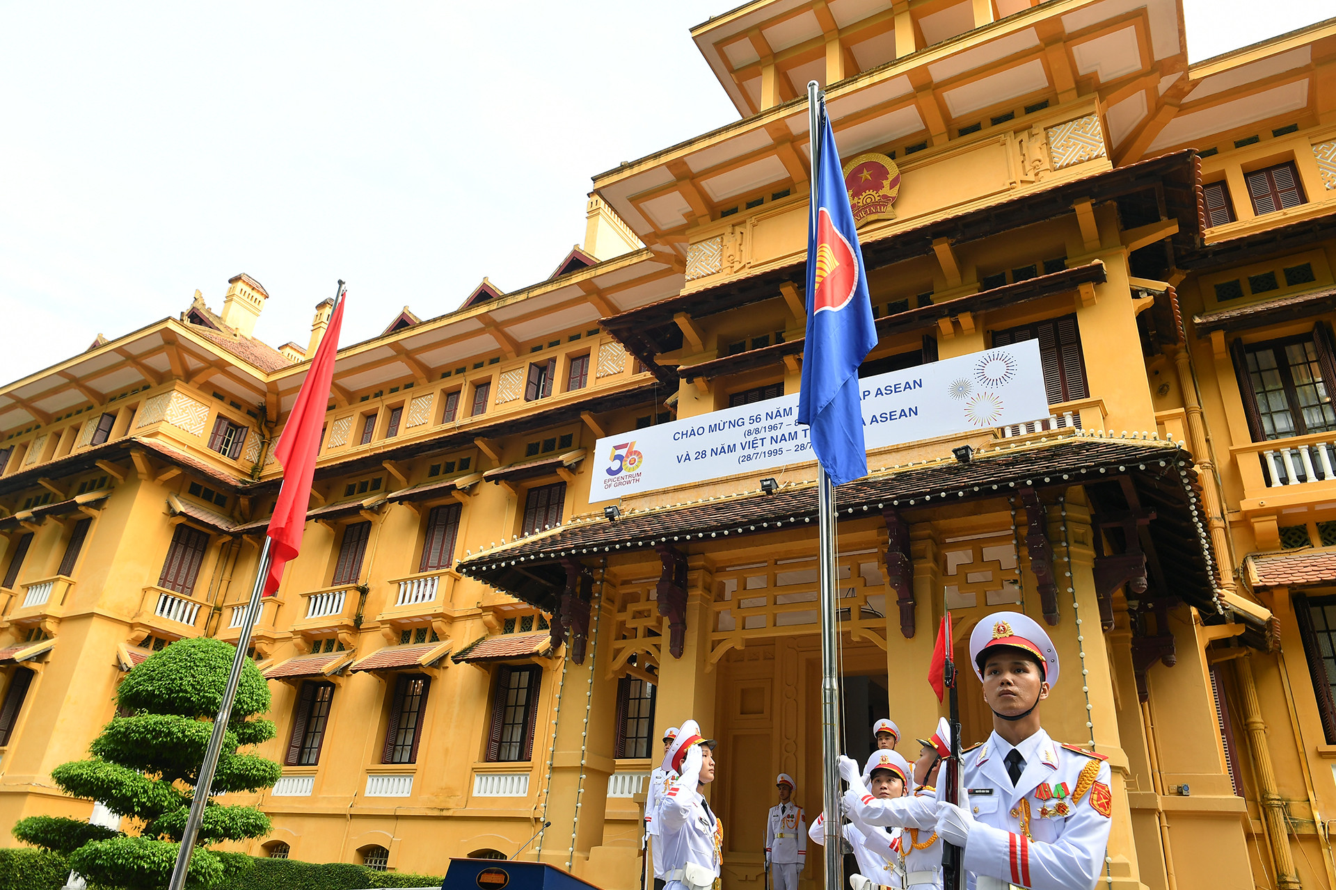 Lễ Thượng cờ ASEAN vào dịp kỷ niệm Ngày thành lập ASEAN 8/8 hằng năm là thông lệ của tất cả các nước thành viên ASEAN. Lá cờ ASEAN là biểu tượng cho tình đoàn kết, hữu nghị, hợp tác của Hiệp hội và khát vọng hòa bình, ổn định, phát triển thịnh vượng của tất cả các nước thành viên dưới mái nhà chung là Cộng đồng ASEAN. (Ảnh: THÀNH ĐẠT)