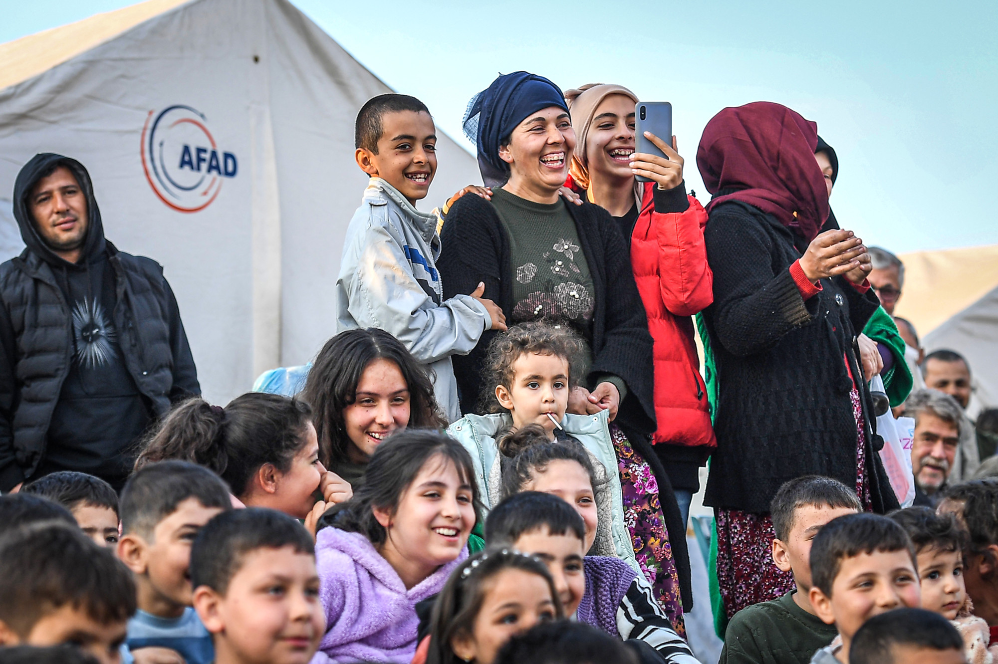 Và những người lớn cũng không giấu nổi những nụ cười thoải mái sau nhiều ngày đau thương.