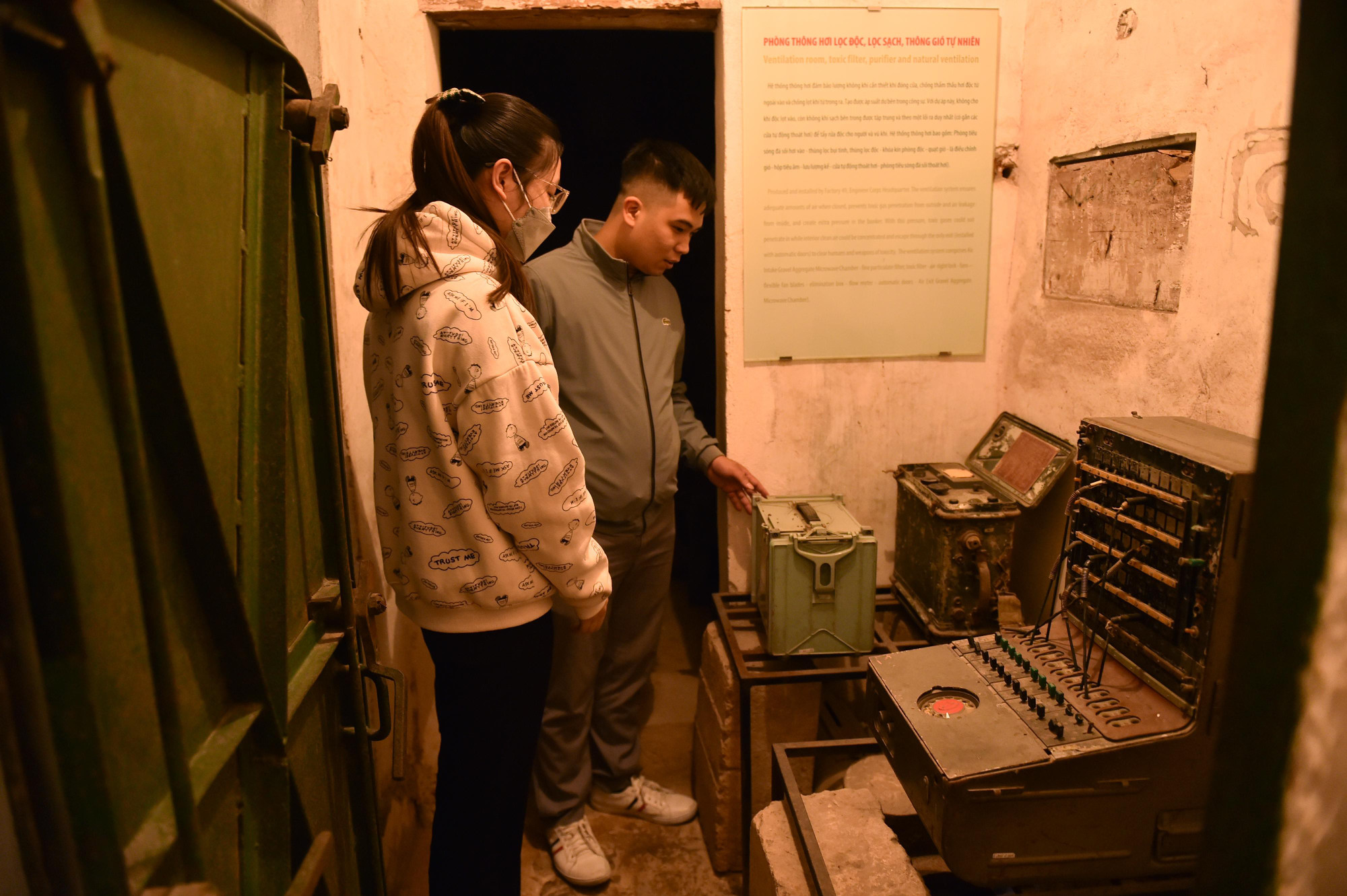 Du khách tham quan phòng thông hơi, lọc độc tại hầm chỉ huy tác chiến T1.