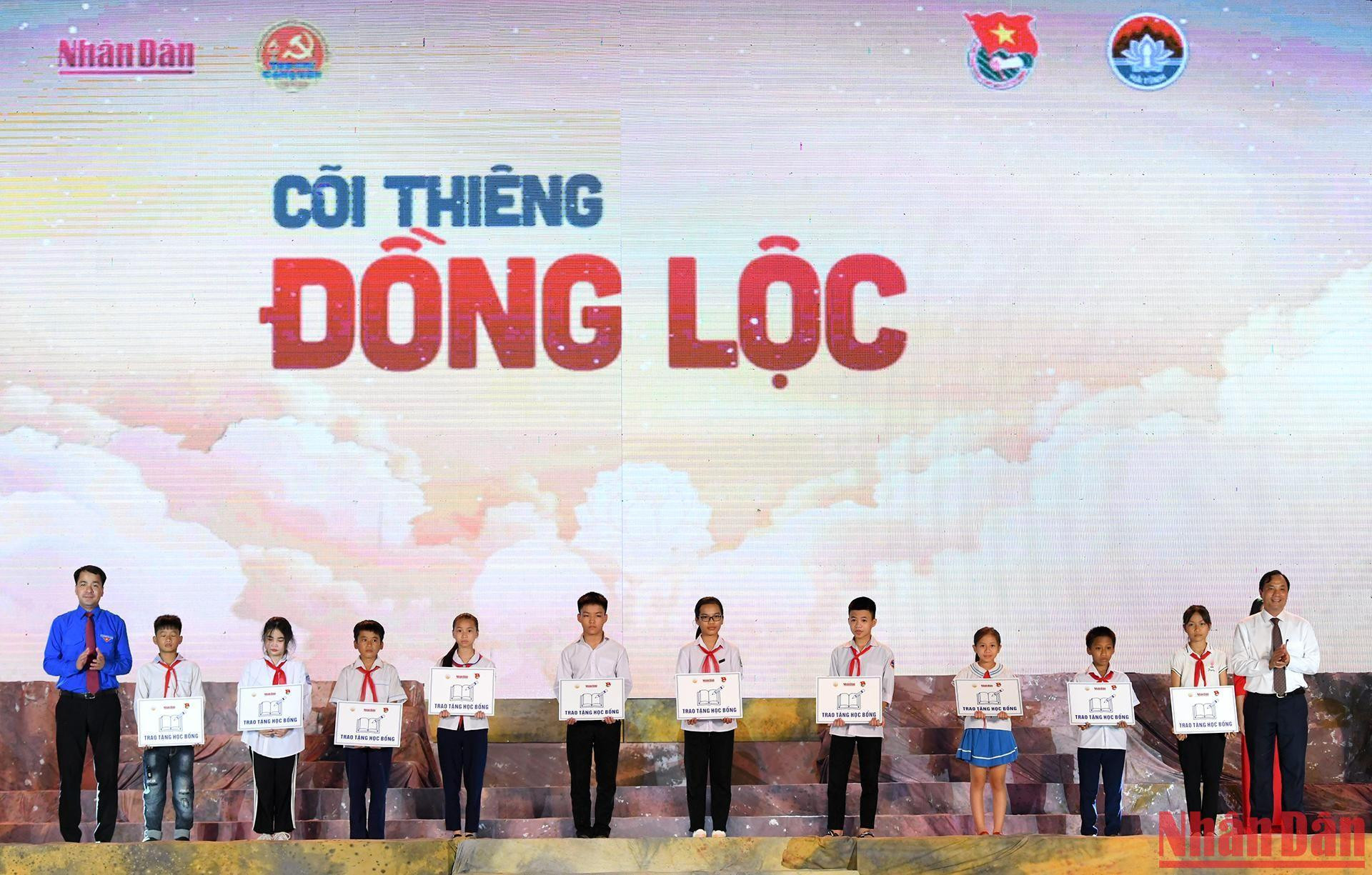 Đồng chí Hoàng Trung Dũng, Bí thư Tỉnh ủy Hà Tĩnh và đồng chí Ngô Văn Cương, Bí thư Trung ương Đoàn trao học bổng cho các em học sinh nghèo vượt khó.