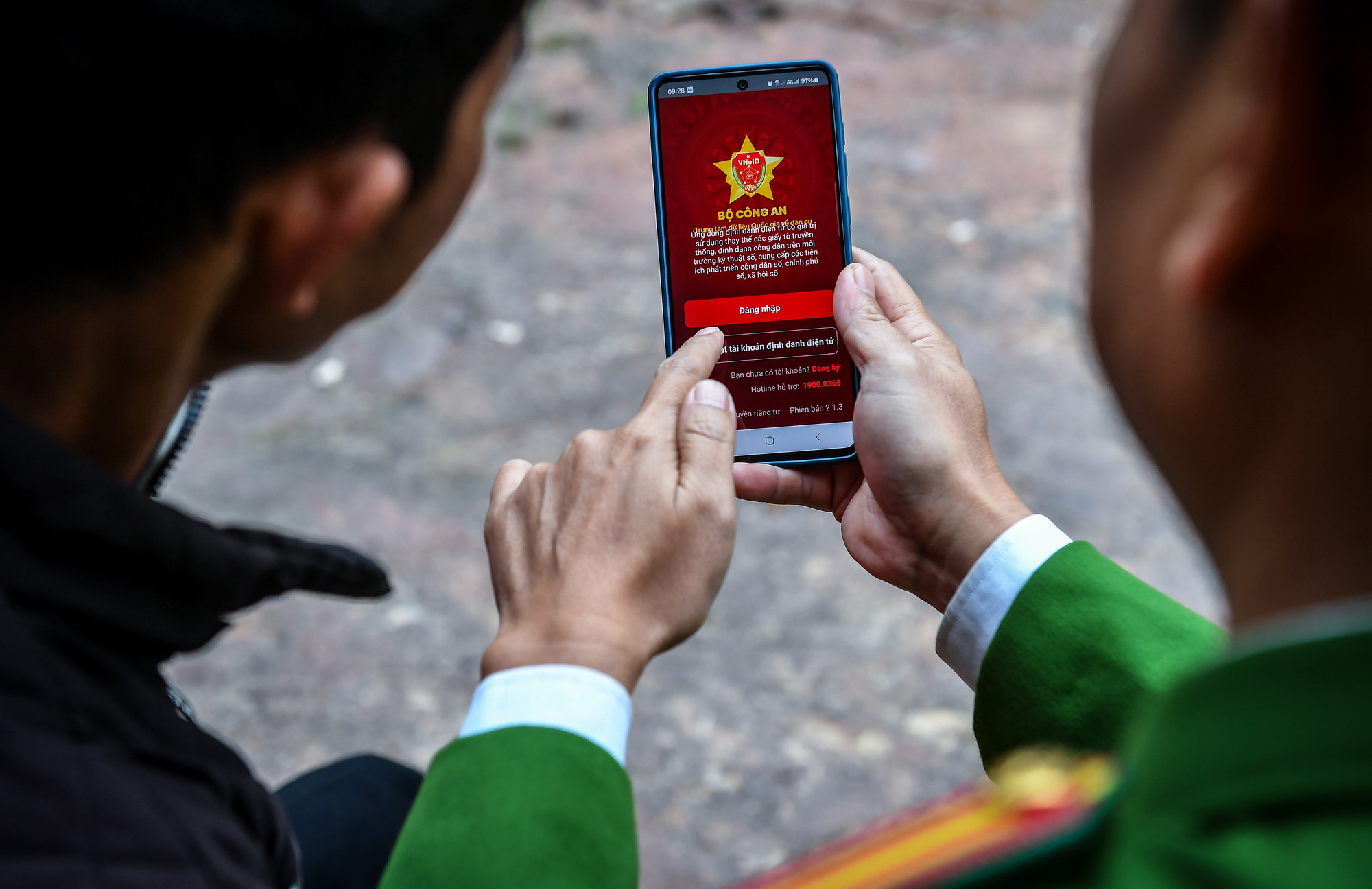 "Ban đầu bà con còn bỡ ngỡ, nhưng tinh thần chung của chúng tôi là không ngại giải thích, không nề hà hướng dẫn người dân", Trung tá Đặng Đình Hoan, Phó Trưởng Công an xã Sín Thầu (huyện Mường Nhé) khẳng định.