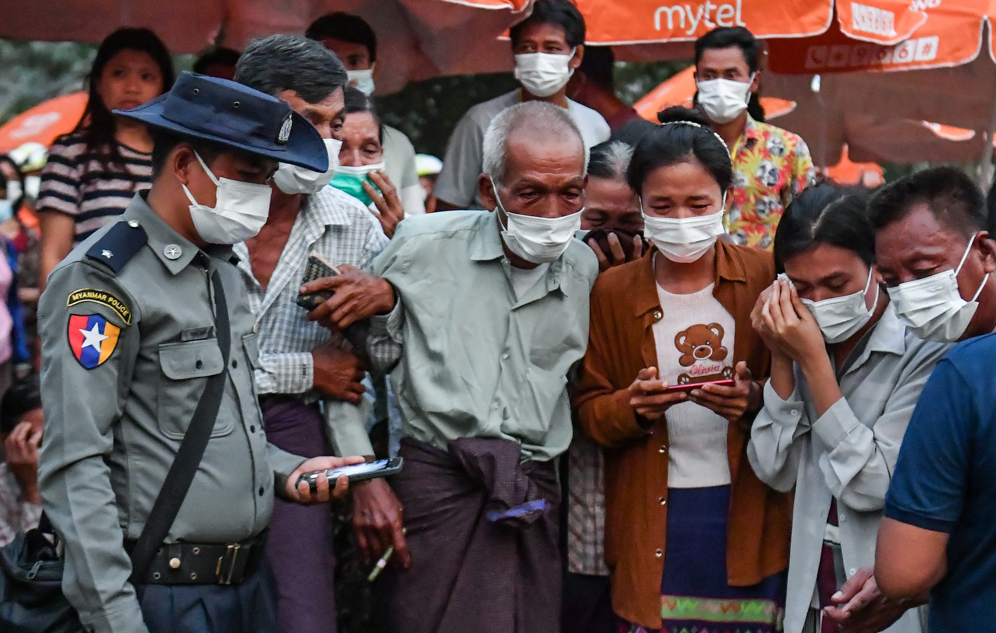 Những giọt nước mắt khóc thương khi nhìn thấy người nhà.