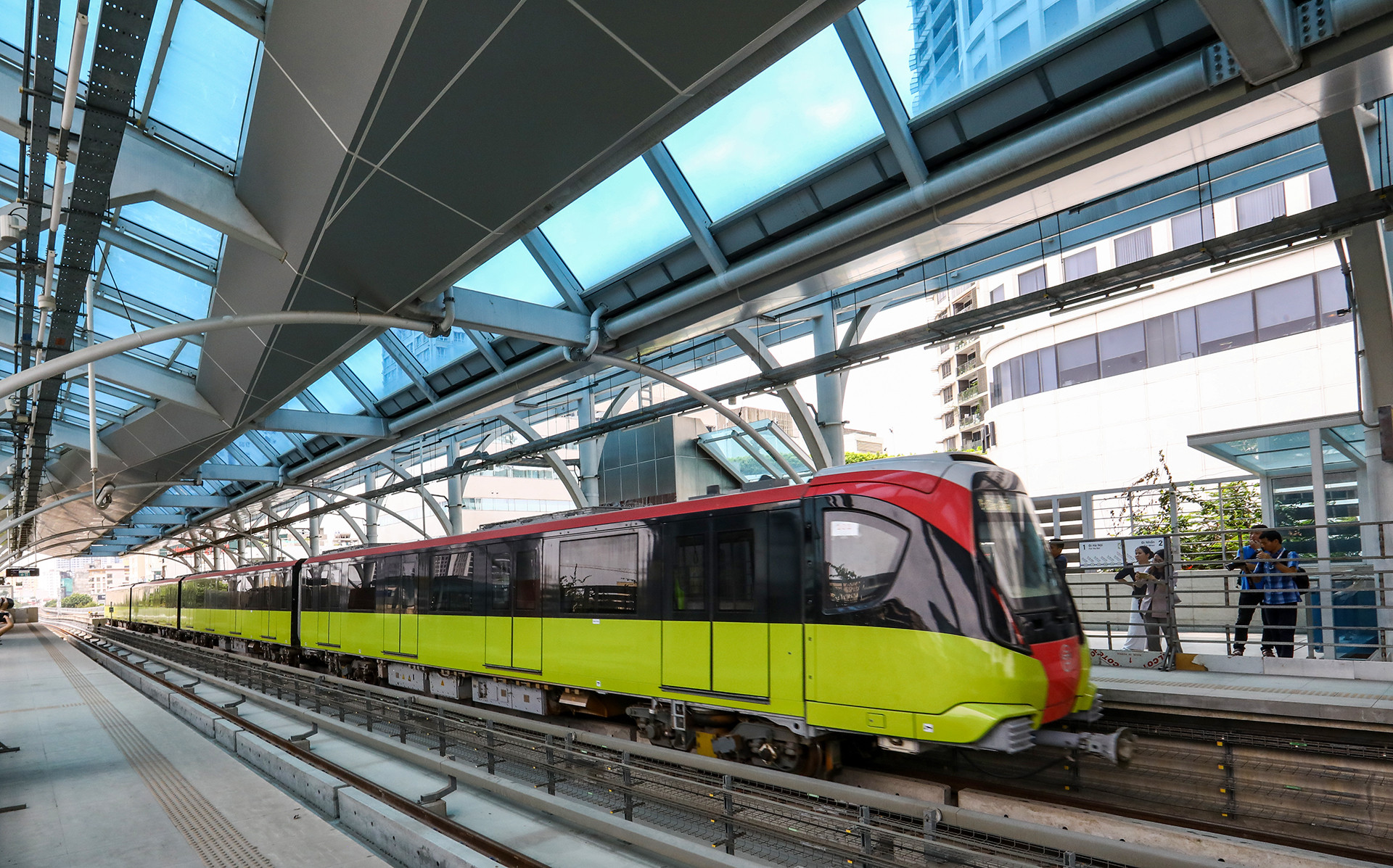 Về hình thức, nhà ga trên cao có thiết kế tổng thể hình cánh chim hòa bình. Bao quanh nhà ga là thảm cây xanh, được trồng và tưới nước tự động, hoa giấy là loại được lựa chọn phù hợp với thời tiết Hà Nội và luôn nở rộ.