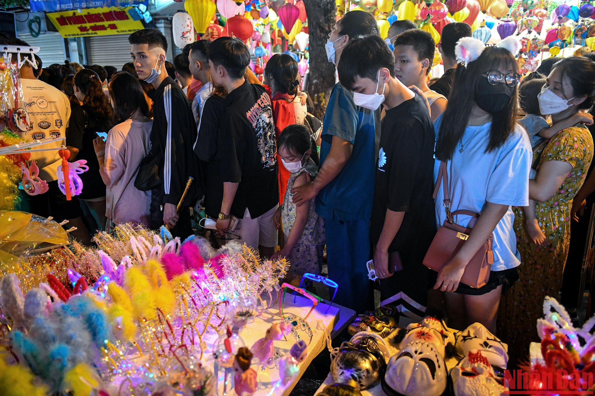 Càng về tối, lượng người đổ về càng đông, dòng người chật ních, nhích từng bước một.