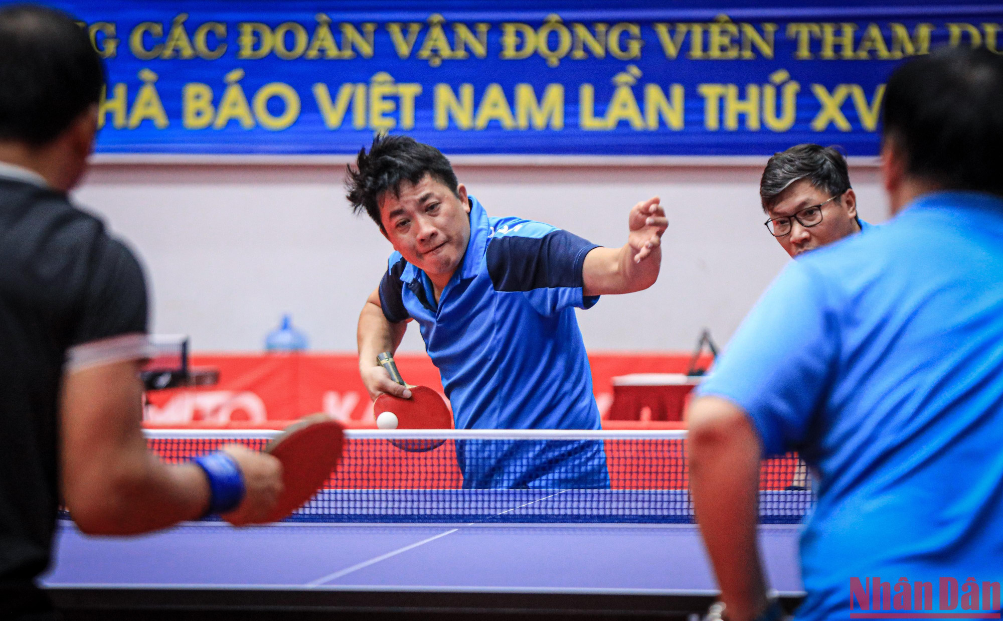 Trận chung kết nội dung Đôi nam có lãnh đạo giữa Báo Nhân Dân và Hội Nhà báo Hòa Bình.