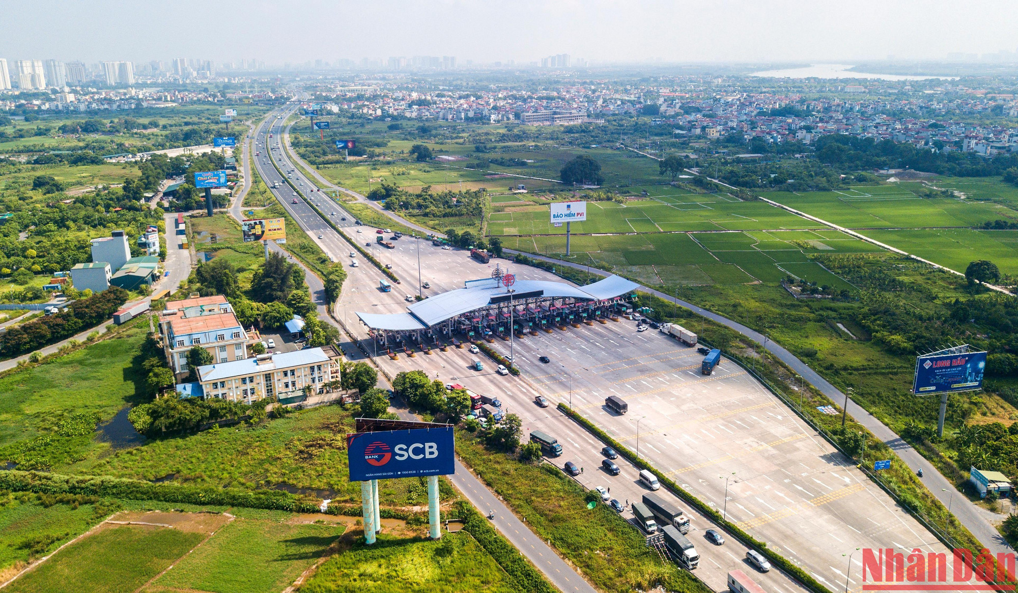 Ghi nhận tại trạm thu phí Pháp Vân đến hơn 8 giờ sáng nay, lượng xe qua trạm không quá đông. Theo thông báo của trạm. Từ 9 giờ sáng nay sẽ bắt đầu thu phí tự động tại tất cả các làn (sẽ có 1 làn xử lý sự cố). Ghi nhận tại trạm thu phí Pháp Vân đến hơn 8 giờ sáng nay, lượng xe qua trạm không quá đông. Theo thông báo của trạm. Từ 9 giờ sáng nay sẽ bắt đầu thu phí tự động tại tất cả các làn (sẽ có 1 làn xử lý sự cố).