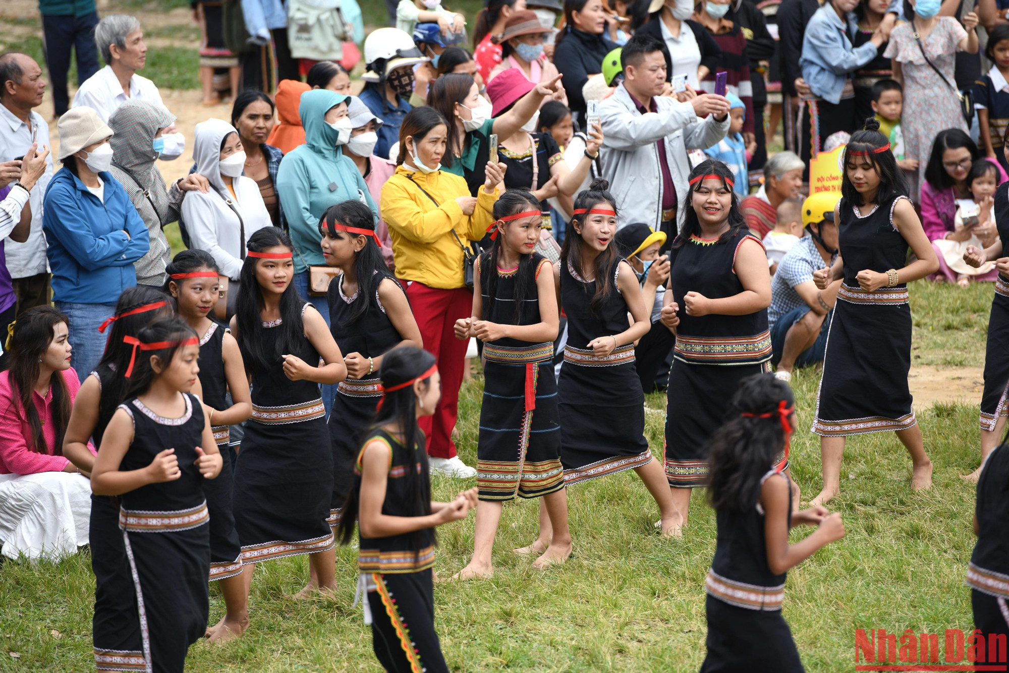 Chương trình thu hút đông đảo người dân Kon Tum yêu thích đến xem.