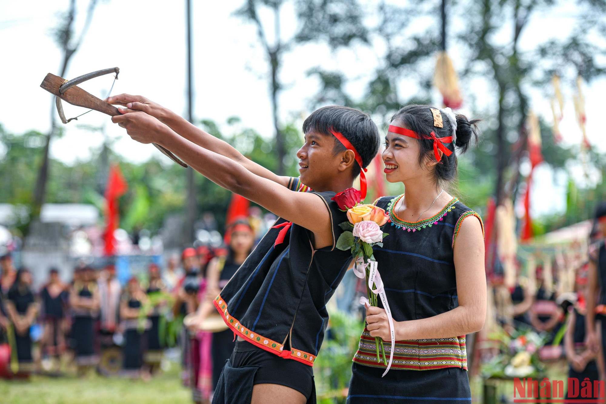Phần thi trang phục truyền thống và tái hiện hình ảnh đời thường của người dân tộc Ba Na.