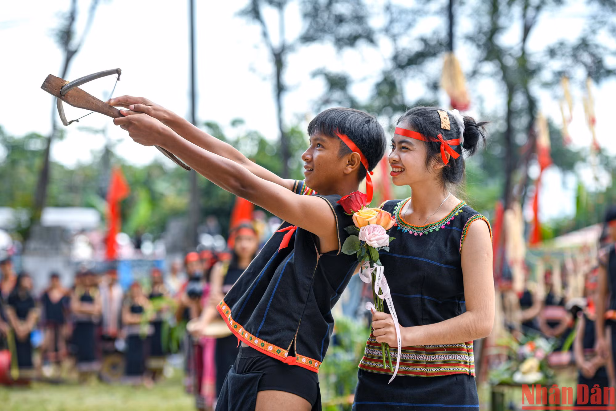 Phần thi trang phục truyền thống và tái hiện hình ảnh đời thường của người dân tộc Ba Na.