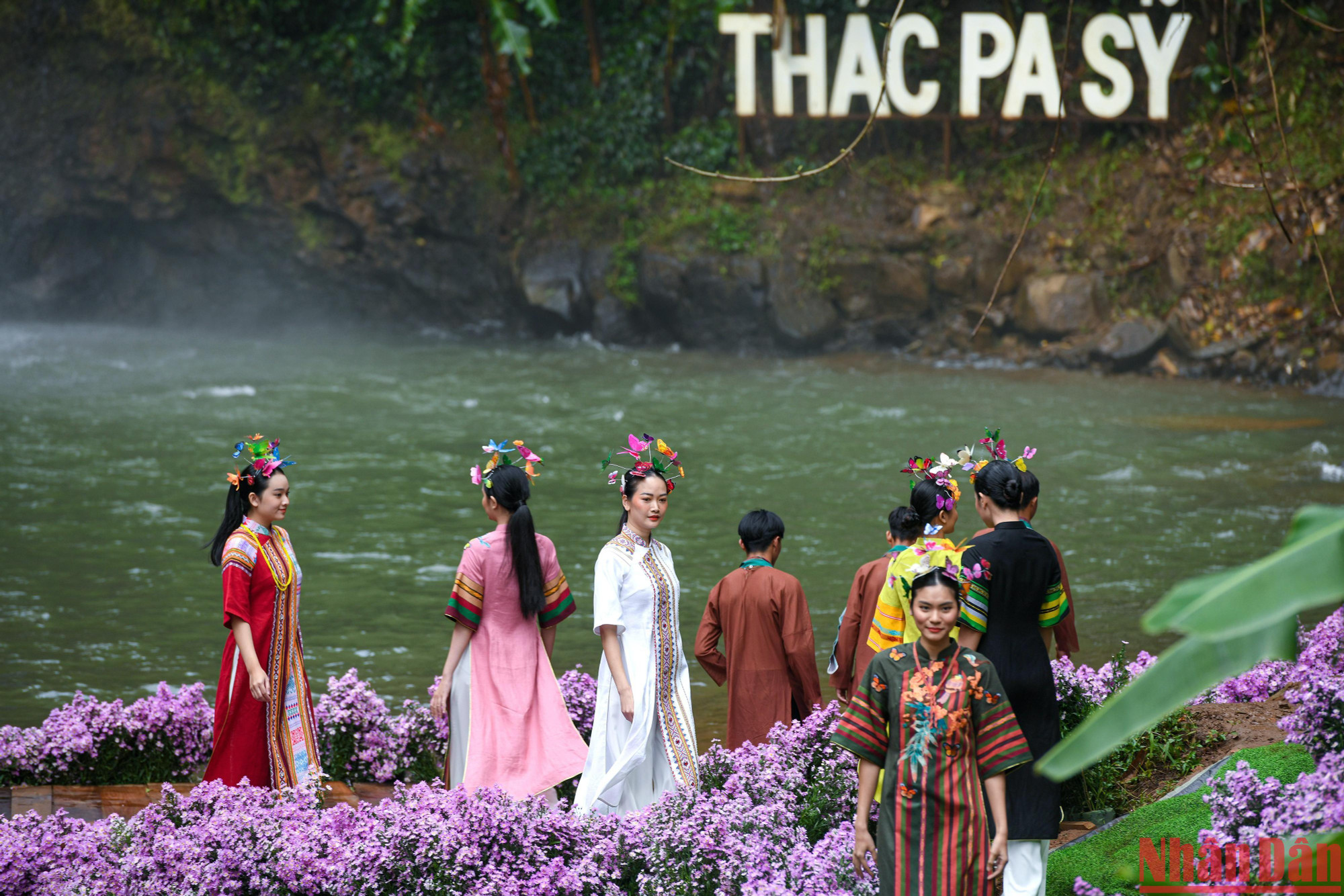 Nhà thiết kế Minh Hạnh cho biết, những chiếc áo dài trên nền vải thổ cẩm là sản phẩm vải độc đáo mang đậm bản sắc dân tộc của đồng bào các dân tộc Tây Nguyên như: Ê Đê, Ba Na, Xê Đăng... Với mỗi cộng đồng dân tộc, các họa tiết thổ cẩm sẽ khác nhau, cách phối màu cũng khác nhau.