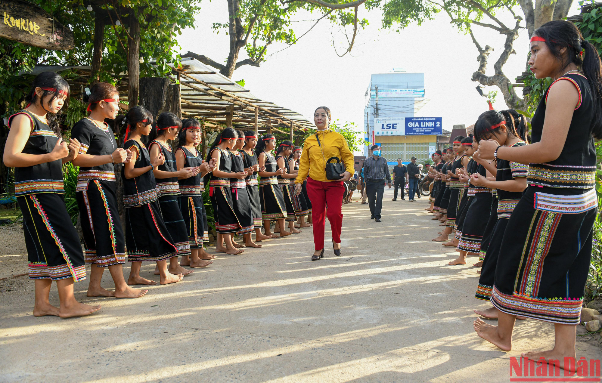 Từ sáng sớm, người dân Kom Tum đã đến xem Liên hoan Cồng chiêng - múa xoang, thi trang phục dân tộc thiểu số dành cho học sinh năm 2022.