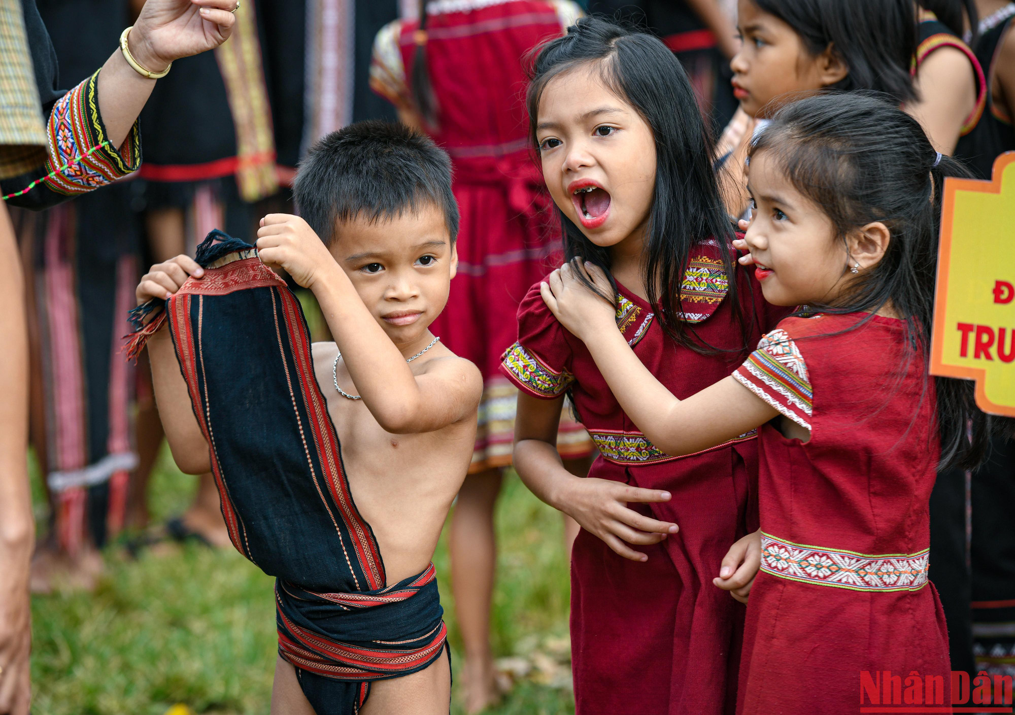 Những khoảnh khắc ngộ nghĩnh của các học sinh nhí trong trang phục truyền thống.