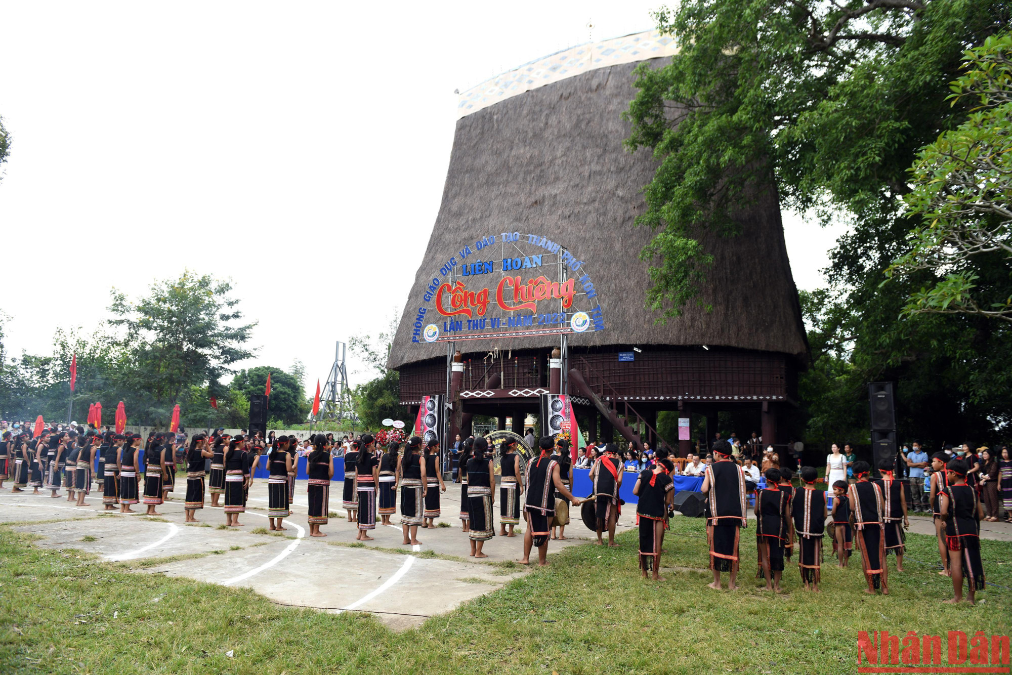 Sáng 29/10, Liên hoan Cồng chiêng - múa xoang diễn ra tại nhà rông Kon K’lor (thành phố Kon Tum).