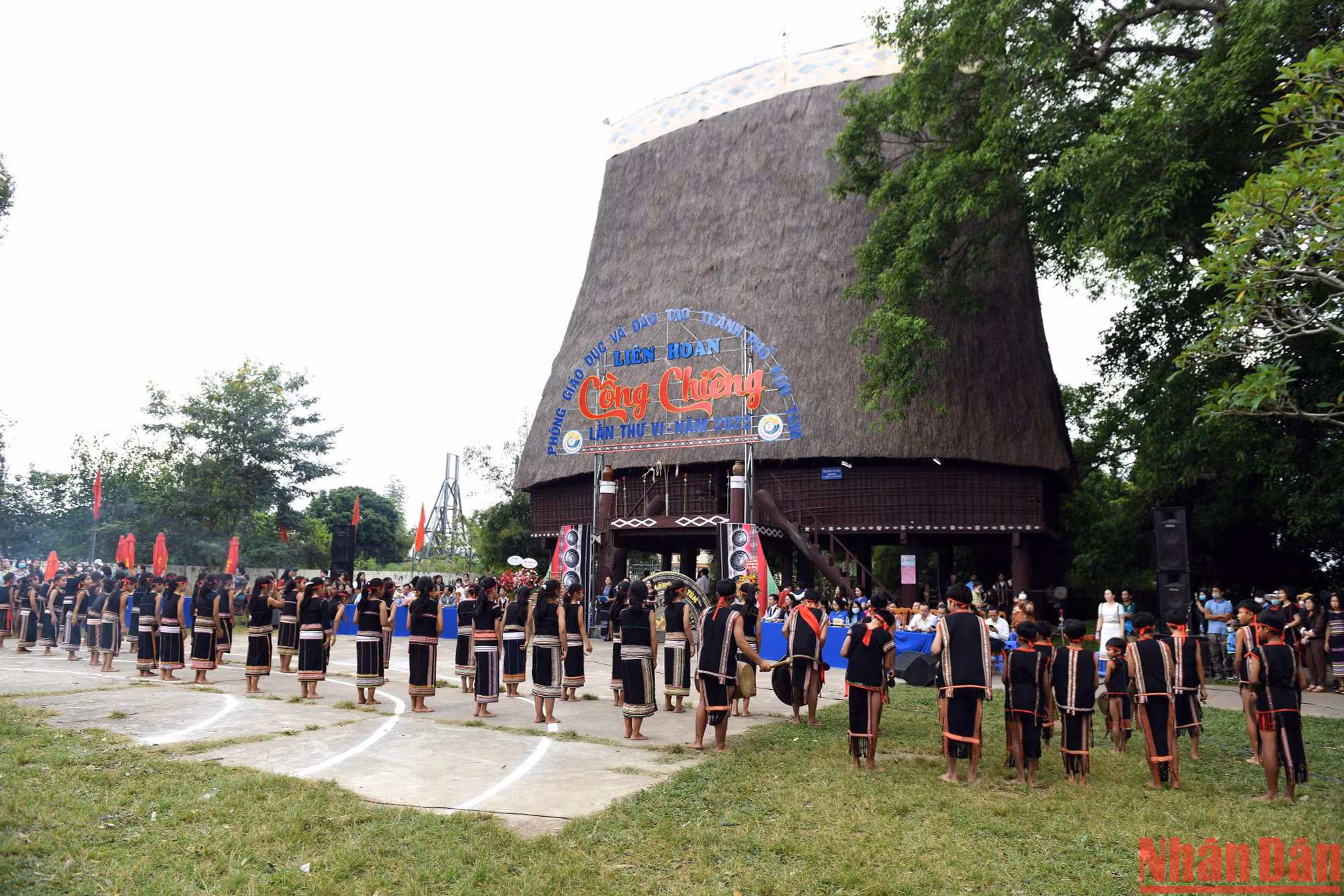 Sáng 29/10, Liên hoan Cồng chiêng - múa xoang diễn ra tại nhà rông Kon K’lor (thành phố Kon Tum).