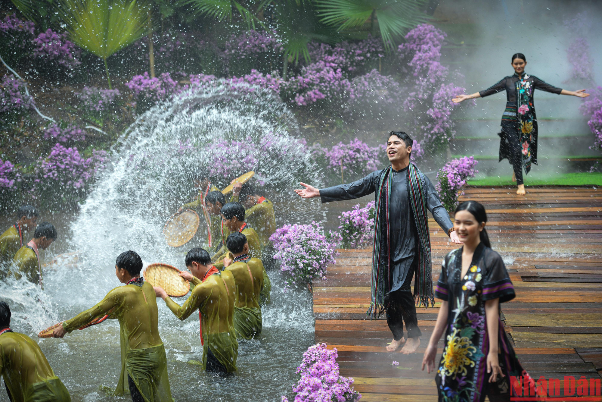 Sự kết hợp giữa áo dài thổ cẩm Tây Nguyên và thác Pa Sỹ tạo nên 1 bức tranh tuyệt đẹp.