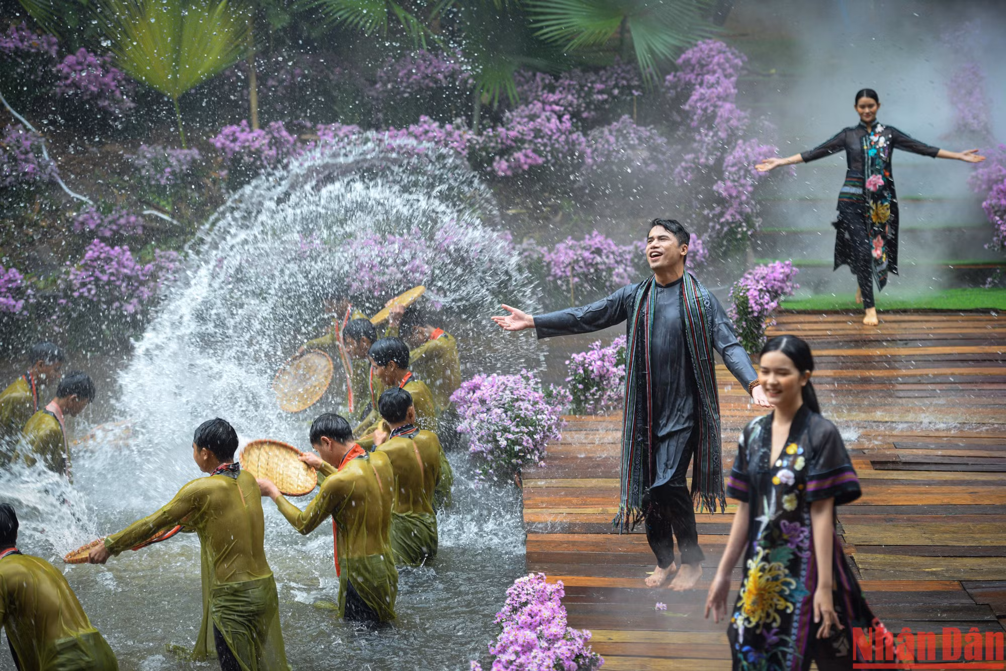 Sự kết hợp giữa áo dài thổ cẩm Tây Nguyên và thác Pa Sỹ tạo nên 1 bức tranh tuyệt đẹp.