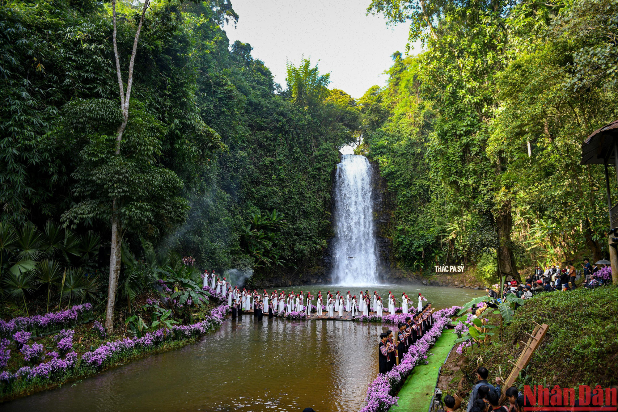 Toàn cảnh buổi trình diễn áo dài và thời trang thổ cẩm Tây Nguyên tại tại thác Pa Sỹ, thị trấn Măng Đen, huyện Kon Plông (tỉnh Kon Tum).
