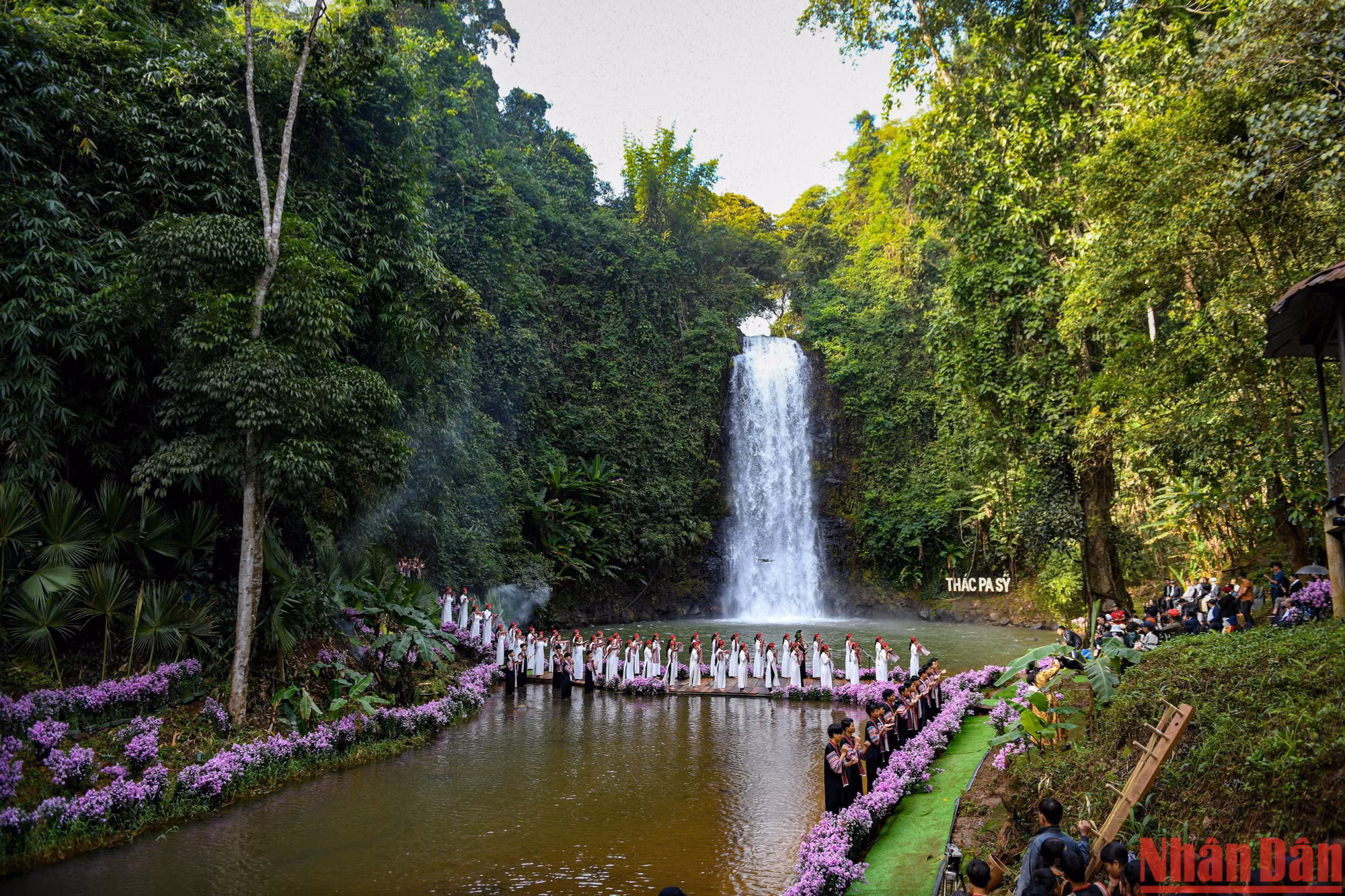 Toàn cảnh buổi trình diễn áo dài và thời trang thổ cẩm Tây Nguyên tại tại thác Pa Sỹ, thị trấn Măng Đen, huyện Kon Plông (tỉnh Kon Tum).