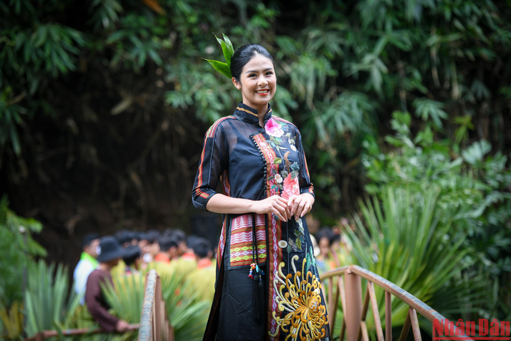 Hoa hậu Ngọc Hân trình diễn các mẫu áo dài thổ cẩm Tây Nguyên.