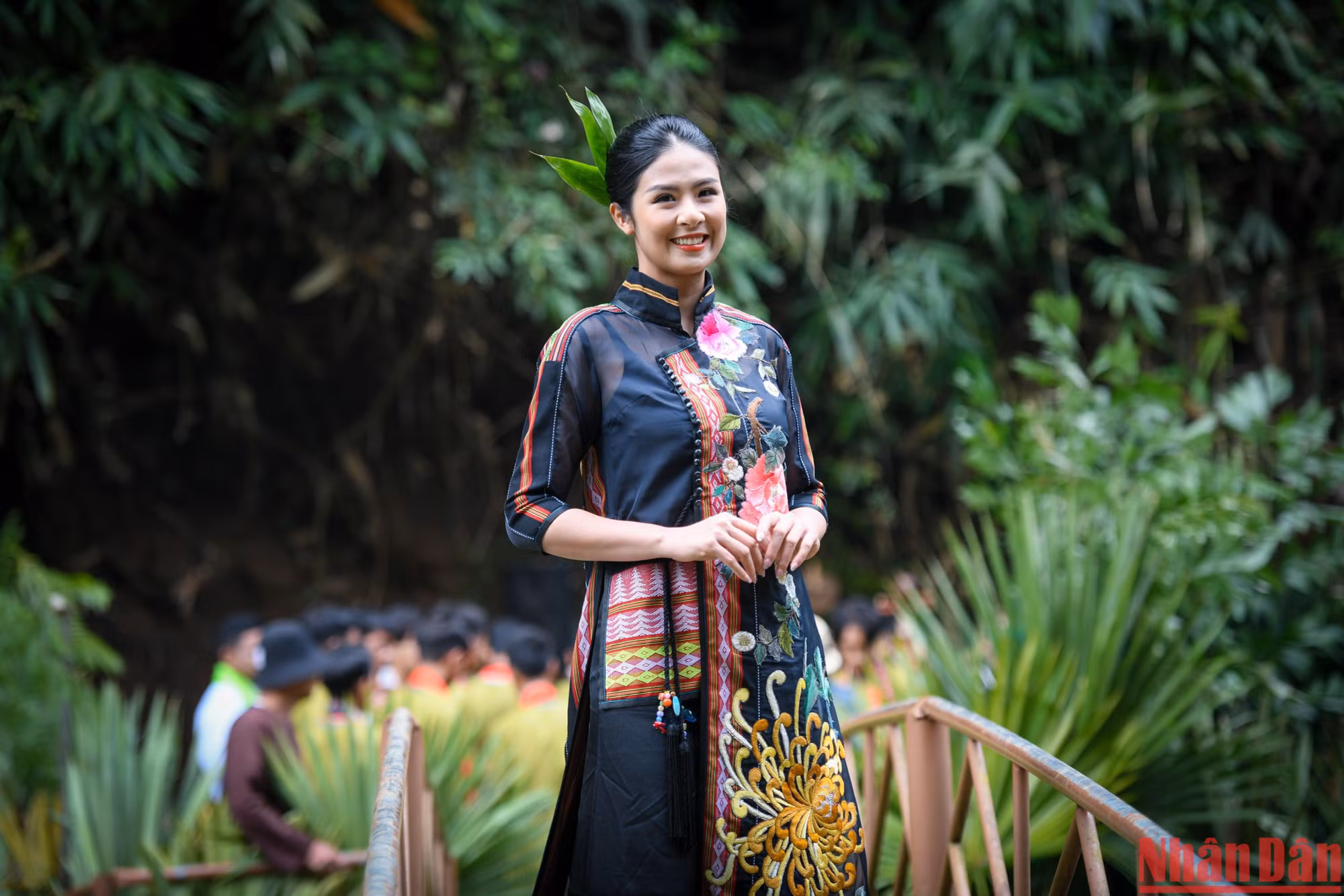 Hoa hậu Ngọc Hân trình diễn các mẫu áo dài thổ cẩm Tây Nguyên.