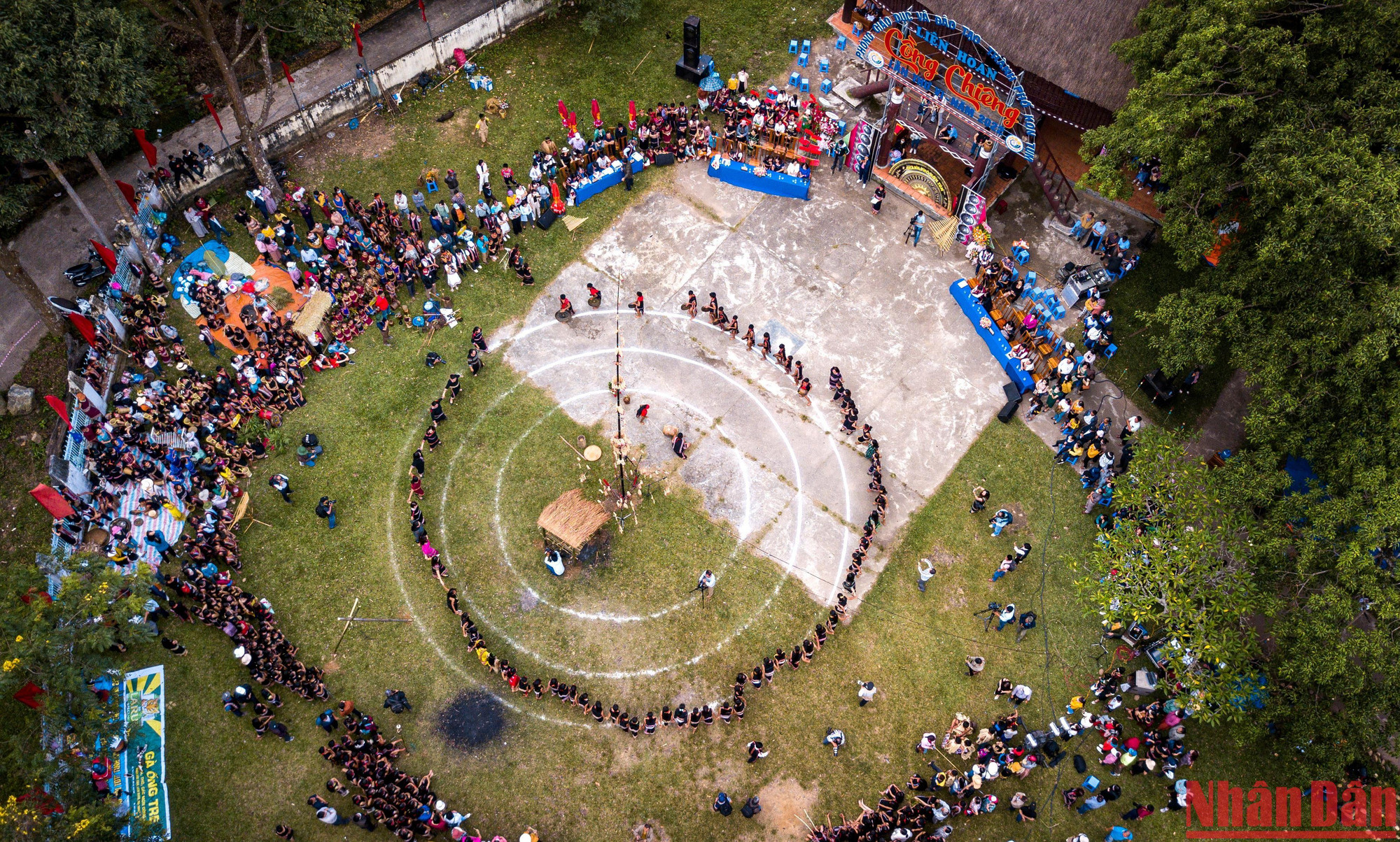 Toàn cảnh liên hoan Cồng chiêng - múa xoang nhìn từ trên cao.