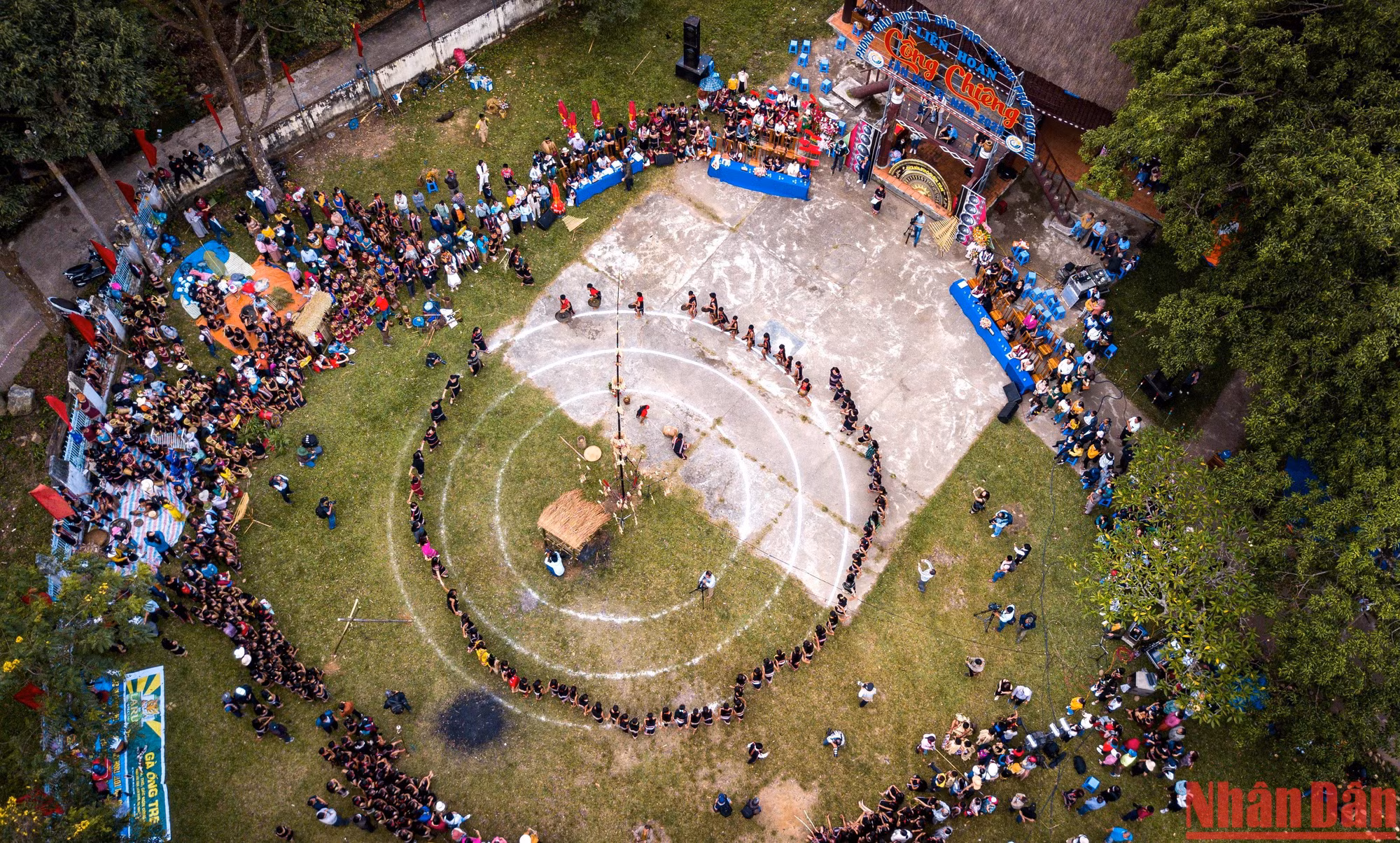 Toàn cảnh liên hoan Cồng chiêng - múa xoang nhìn từ trên cao.