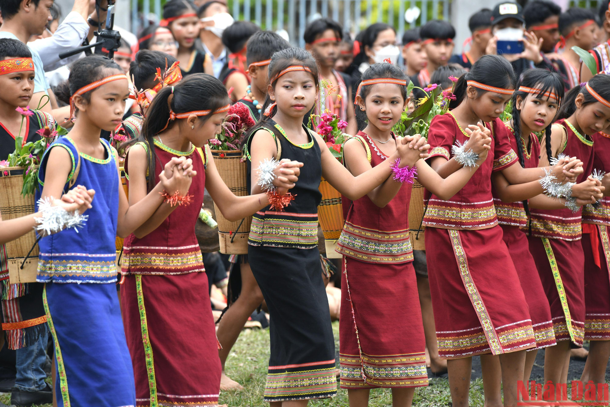 Học sinh thành phố Kon Tum trình diễn múa xoang.