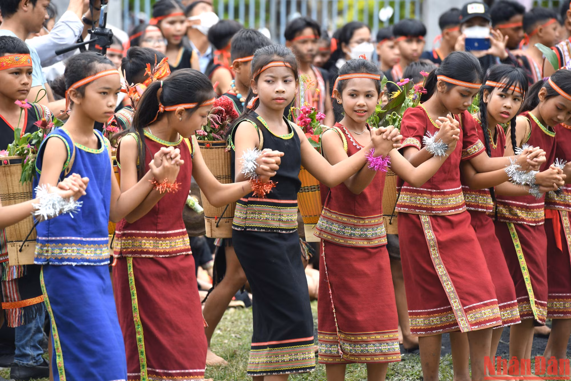 Học sinh thành phố Kon Tum trình diễn múa xoang.