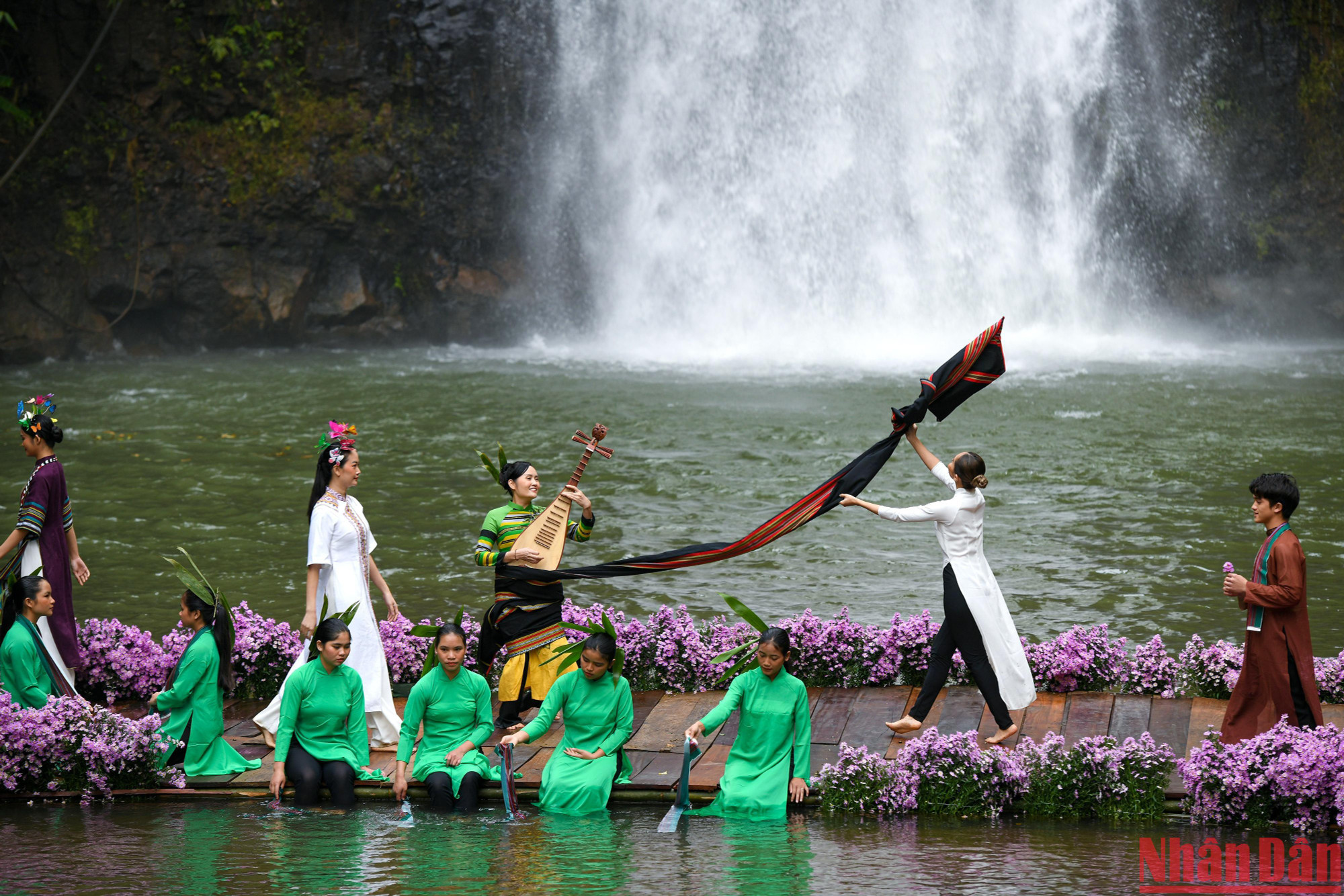 Đây là lần đầu tiên có chương trình thời trang thổ cẩm được biểu diễn với không gian chính là chung quanh lòng hồ thác Pa Sỹ và rừng thông thơ mộng.