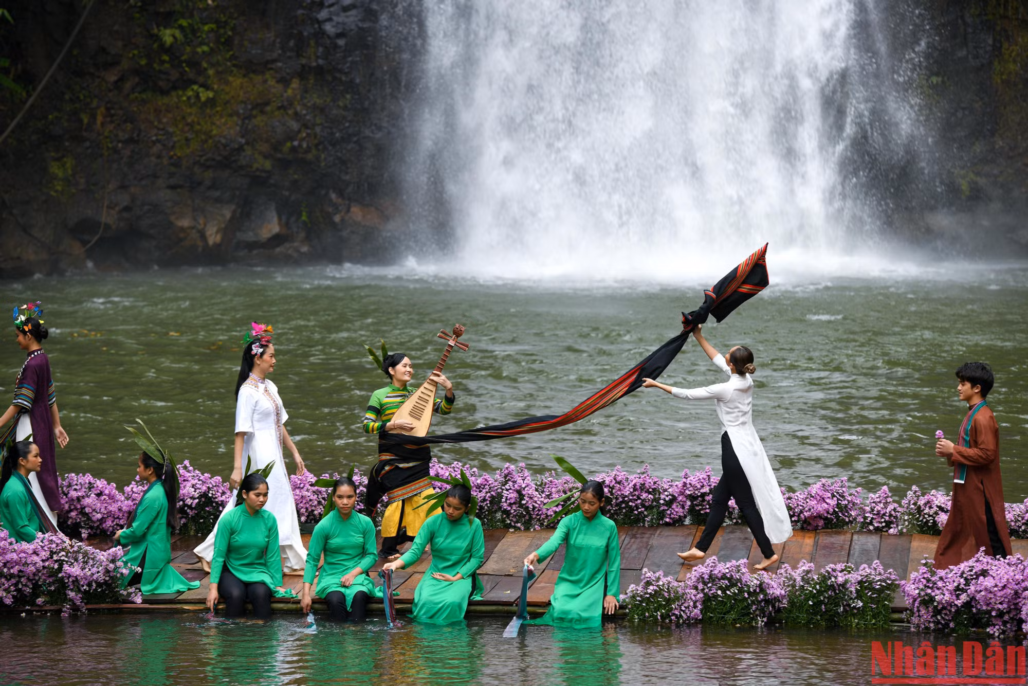 Đây là lần đầu tiên có chương trình thời trang thổ cẩm được biểu diễn với không gian chính là chung quanh lòng hồ thác Pa Sỹ và rừng thông thơ mộng.