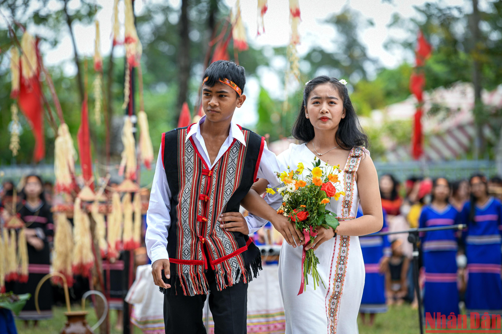 Học sinh thành phố Kon Tum trình diễn trang phục lễ cưới truyền thống.