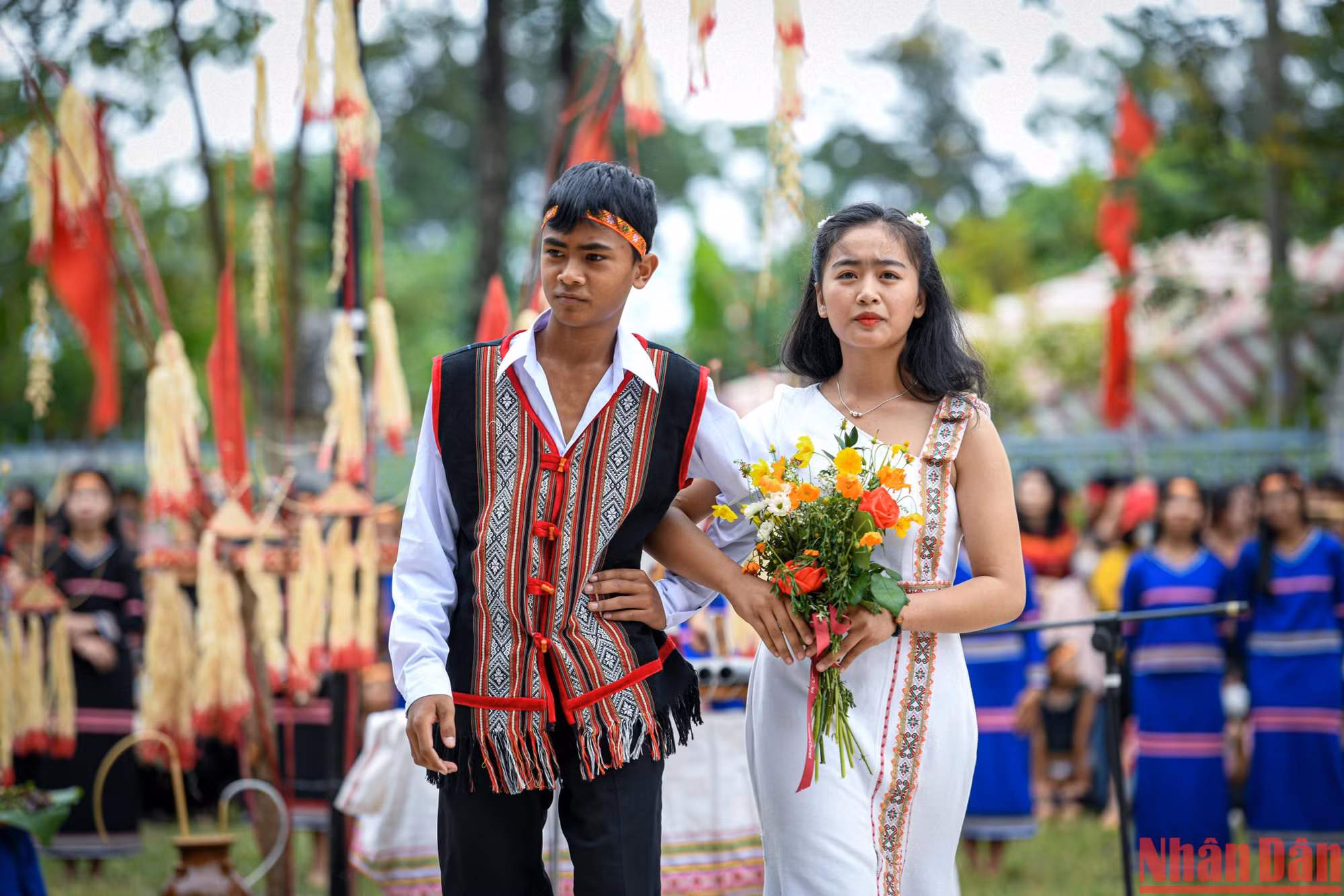 Học sinh thành phố Kon Tum trình diễn trang phục lễ cưới truyền thống.