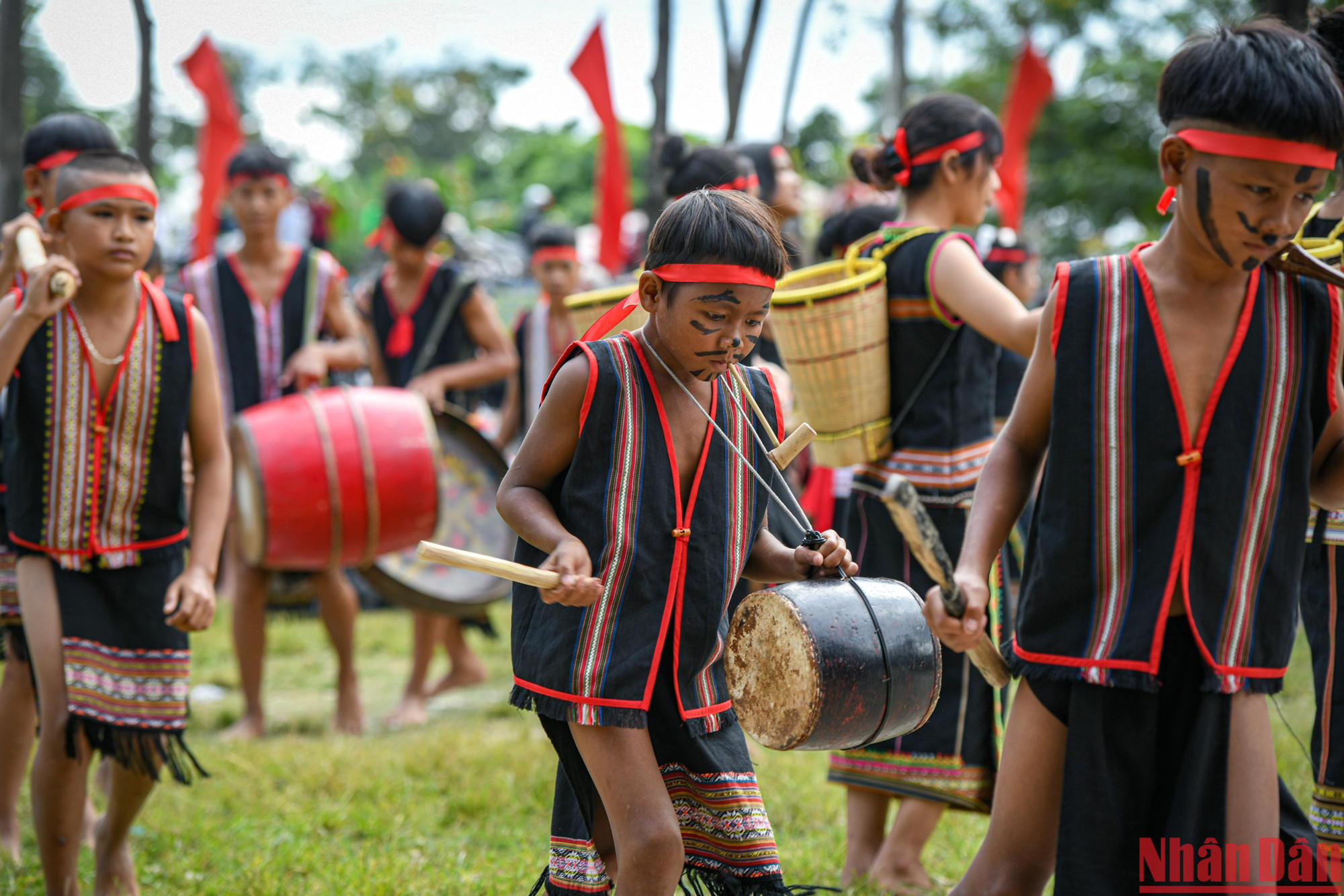 Màn tái hiện các lễ hội truyền thống sinh động của học sinh thành phố Kon Tum.