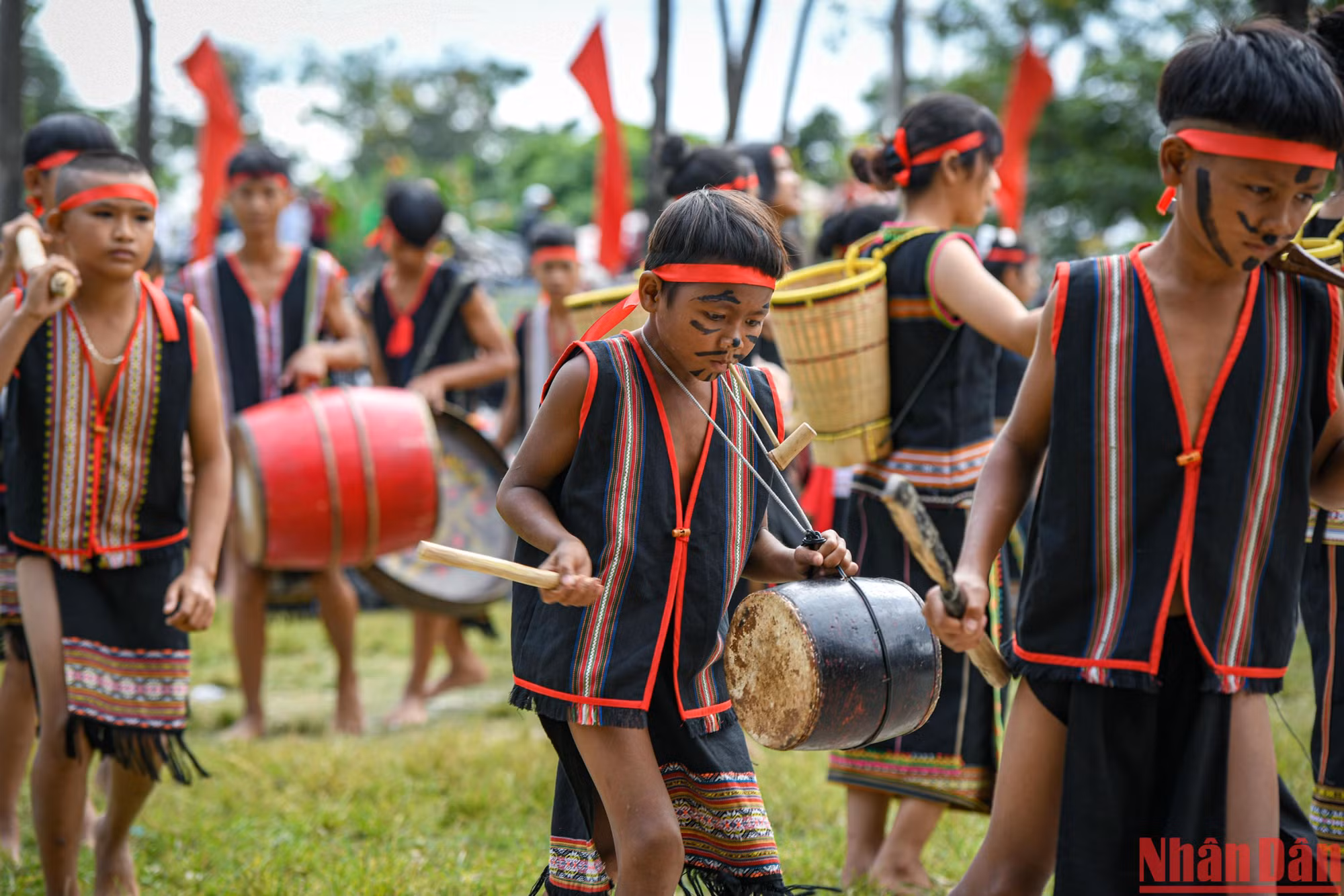 Màn tái hiện các lễ hội truyền thống sinh động của học sinh thành phố Kon Tum.