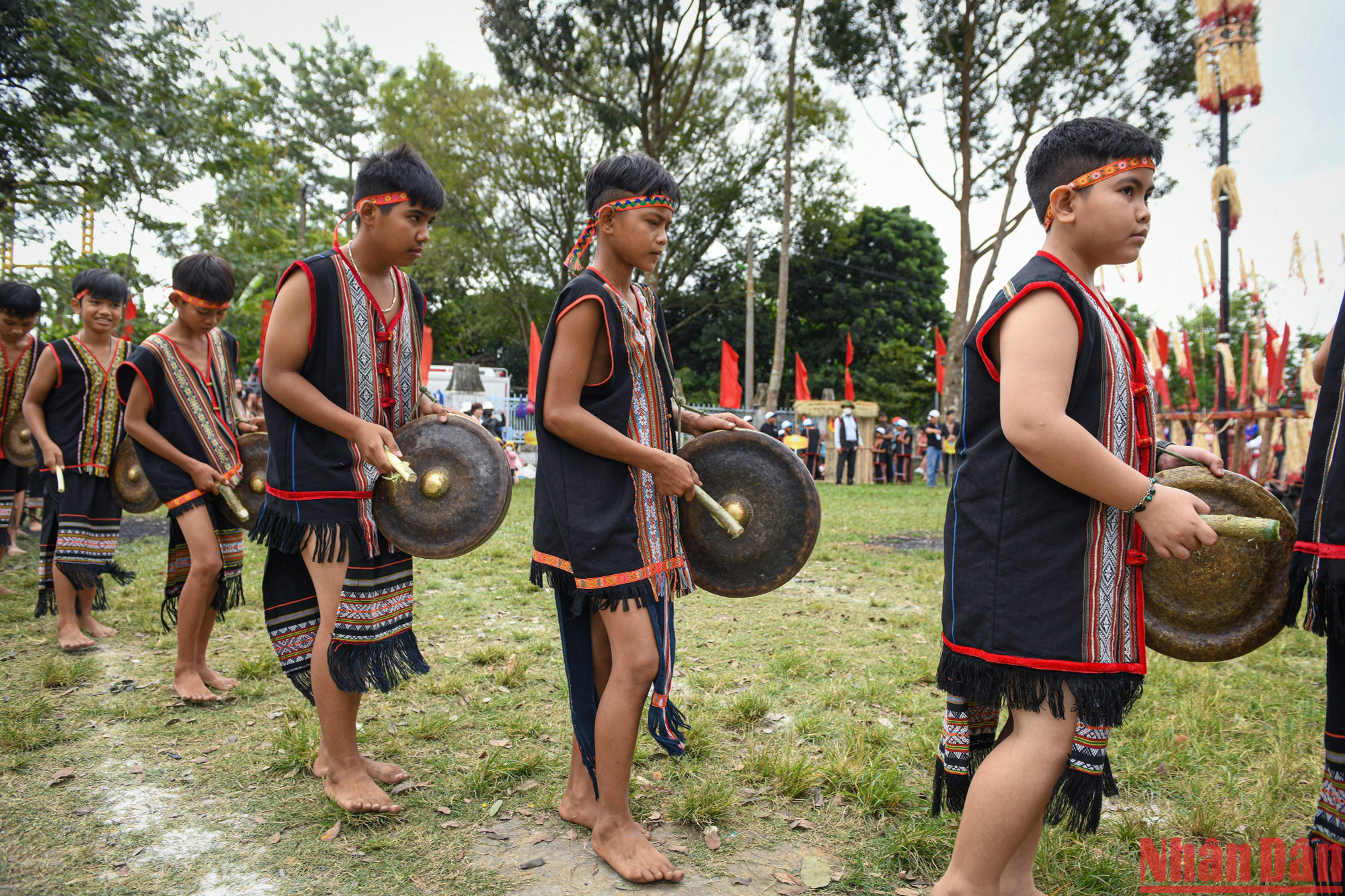 Trình diễn cồng chiêng là nét văn hóa đặc trưng không thể thiếu của Tây Nguyên.
