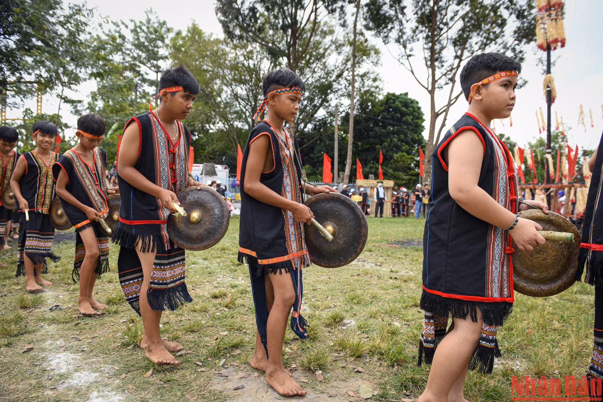 Trình diễn cồng chiêng là nét văn hóa đặc trưng không thể thiếu của Tây Nguyên.