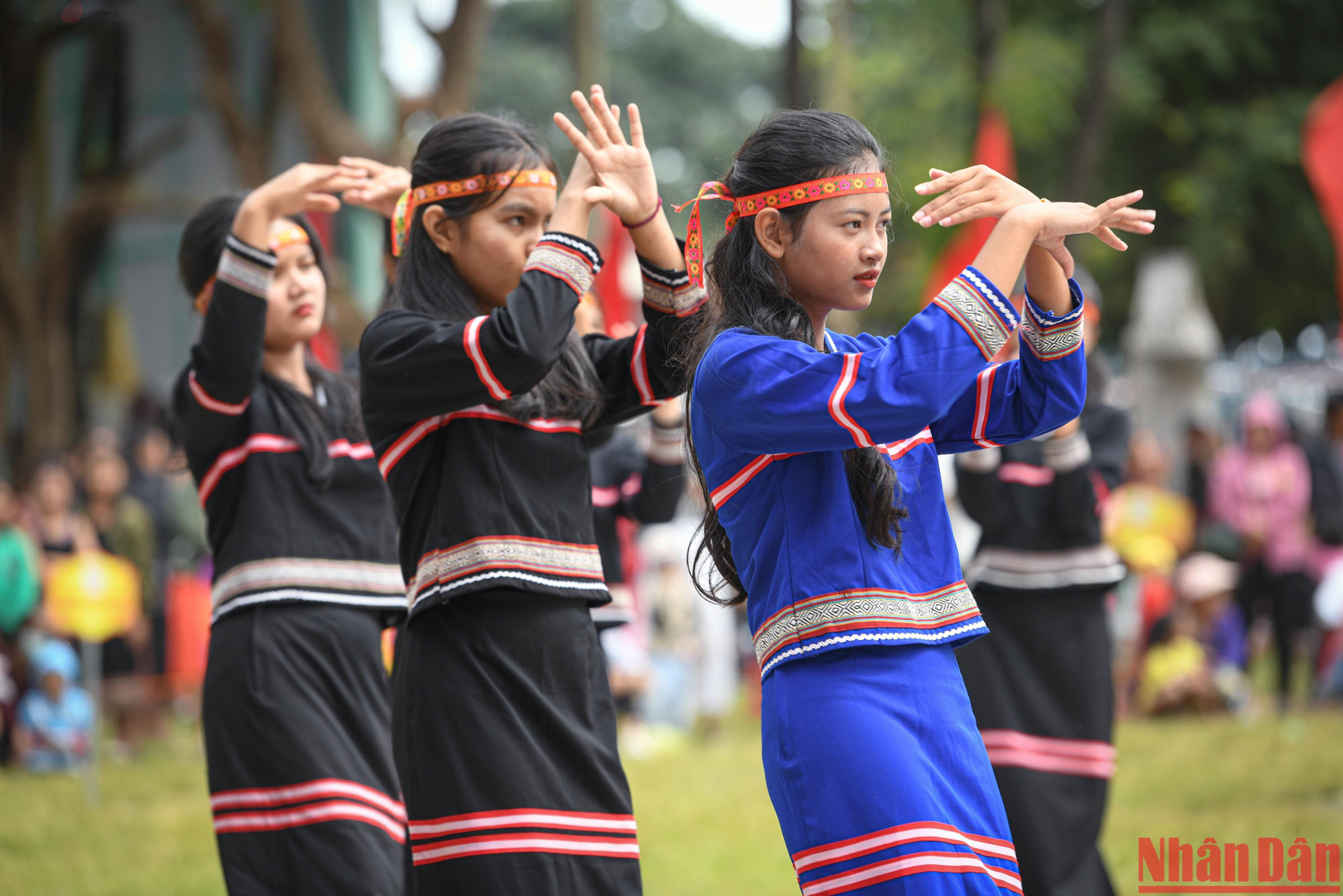 Biểu diễn trang phục dân tộc thiểu số thể hiện sự tôn vinh vẻ đẹp trang phục truyền thống của các dân tộc anh em.