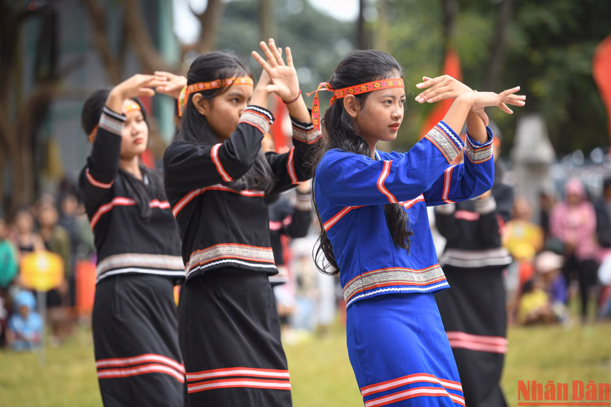 Biểu diễn trang phục dân tộc thiểu số thể hiện sự tôn vinh vẻ đẹp trang phục truyền thống của các dân tộc anh em.