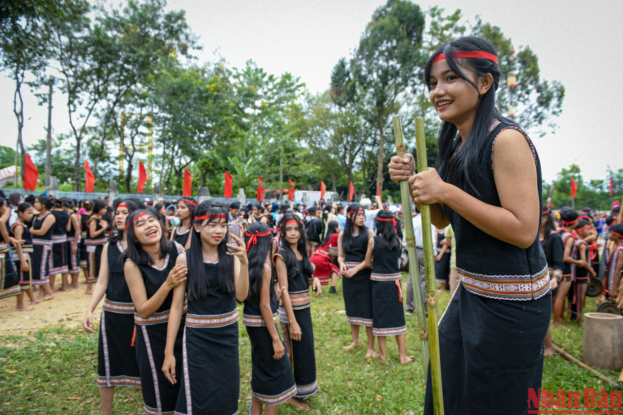 Các đội thi tập luyện trước giờ trình diễn.
