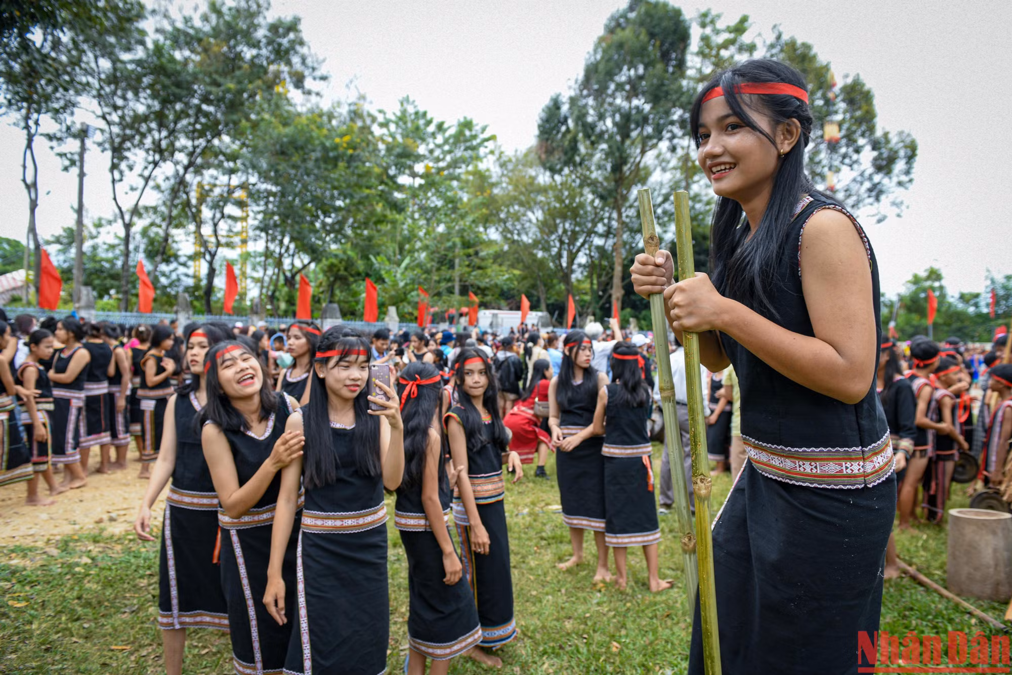 Các đội thi tập luyện trước giờ trình diễn.