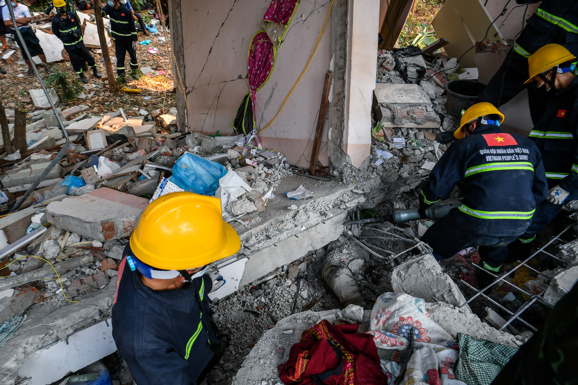 [Ảnh] Người thân nạn nhân vụ động đất ở Myanmar xúc động và biết ơn đoàn cứu nạn, cứu hộ Bộ Quốc phòng Việt Nam ảnh 8