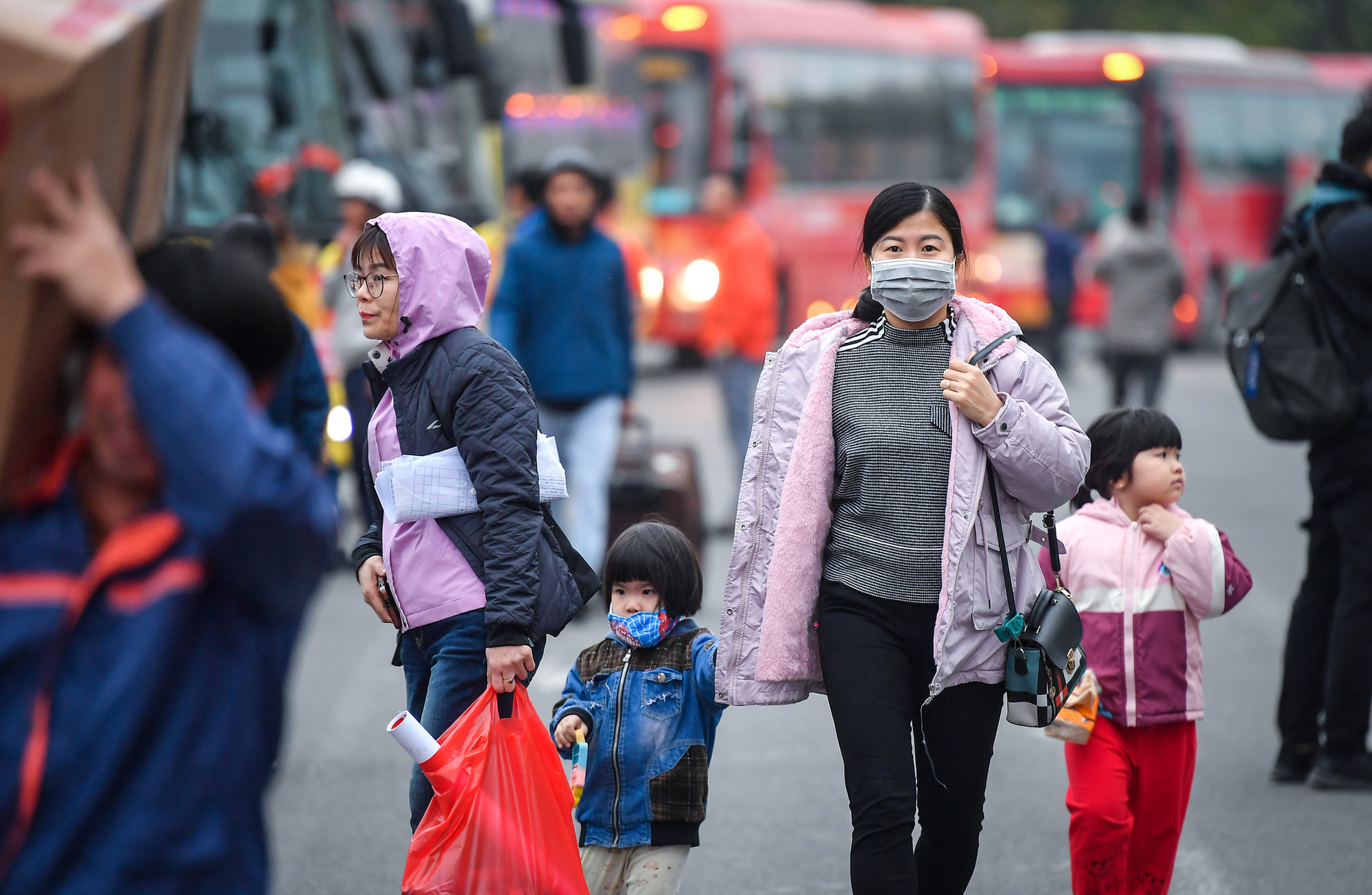 [Ảnh] 1.200 công nhân Hà Nội dậy từ 4 giờ đón chuyến xe miễn phí về quê đón Tết ảnh 2