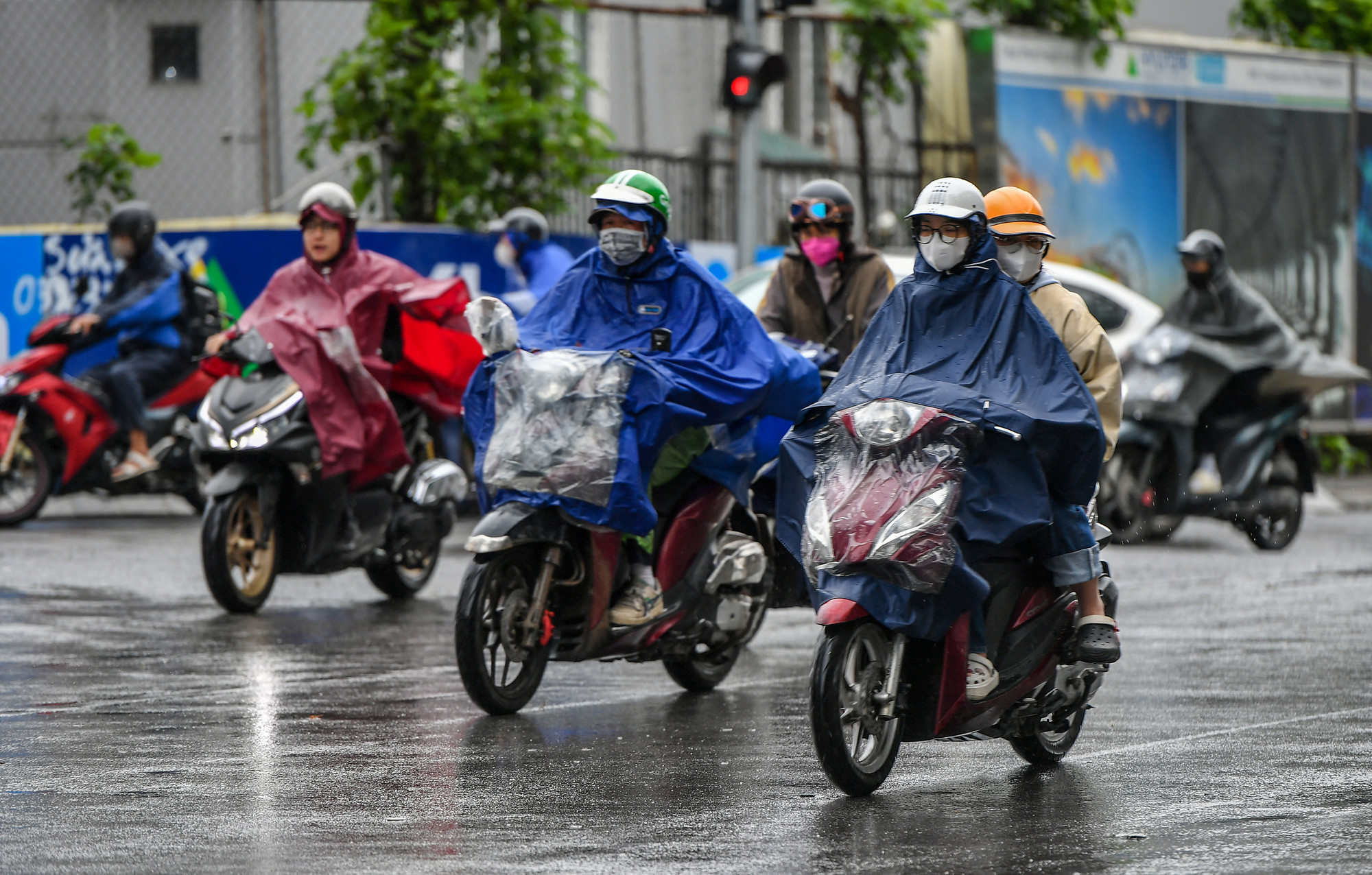 [Ảnh] Hà Nội 12 độ C, người dân chật vật đi làm trong mưa lạnh ảnh 11