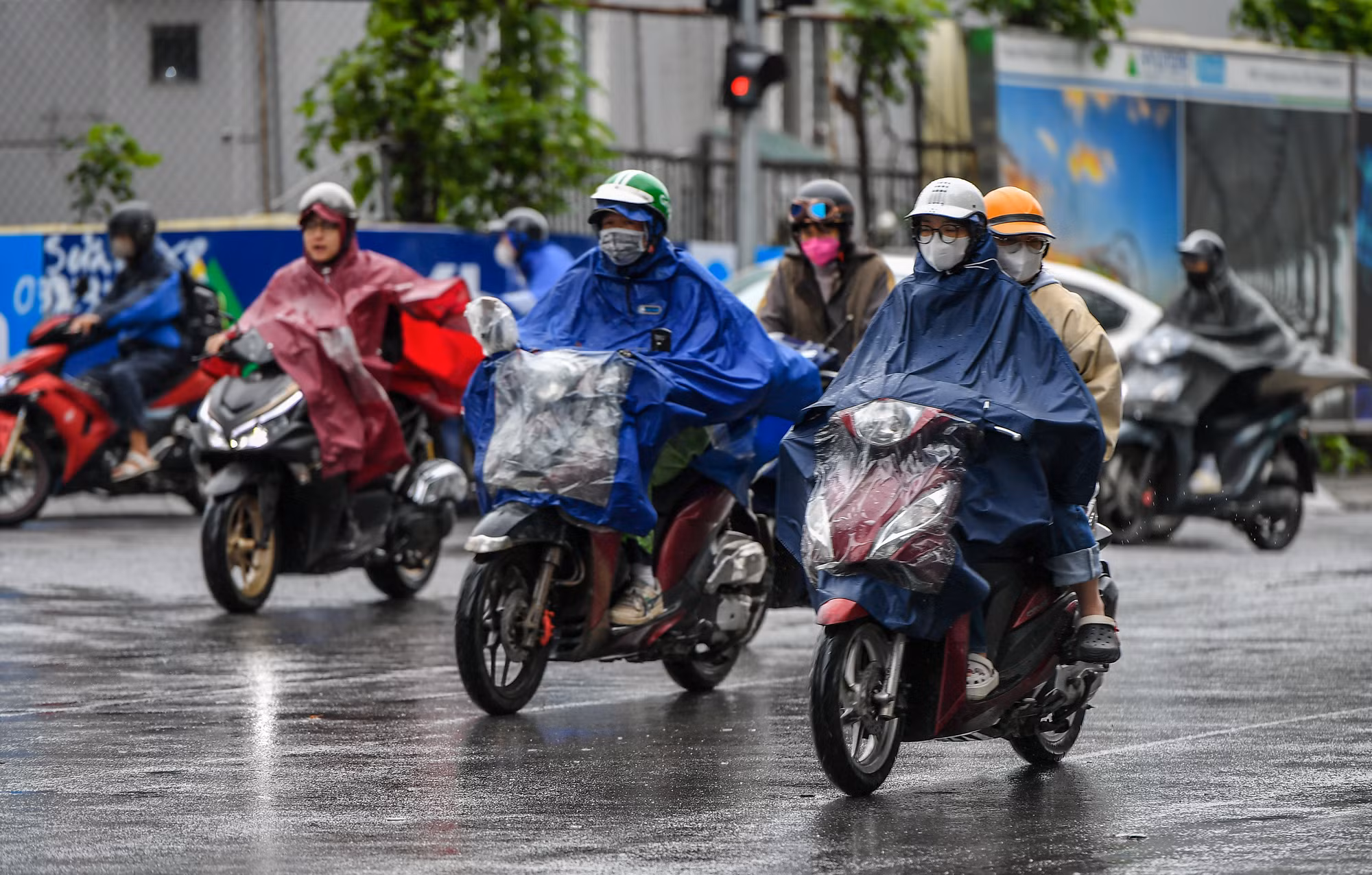 [Ảnh] Hà Nội 12 độ C, người dân chật vật đi làm trong mưa lạnh ảnh 11